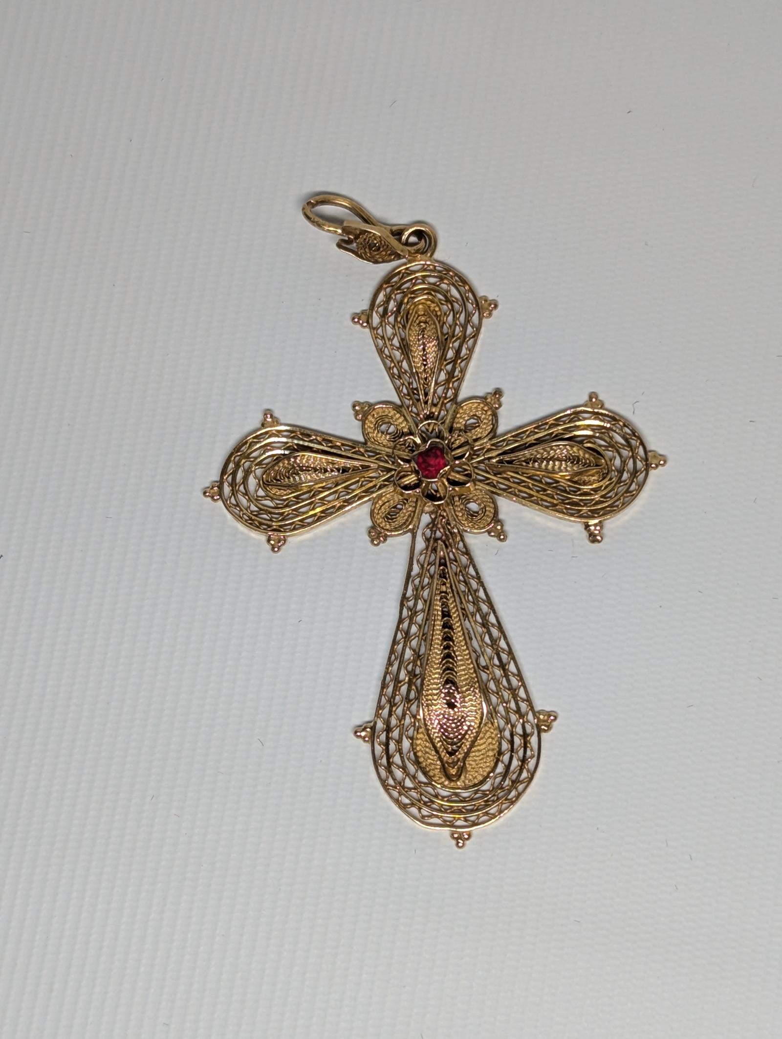 18ct Ornate Filigree Cross Pendant (1 of 9) 18ct Ornate Filigree Cross Pendant (1 of 9)