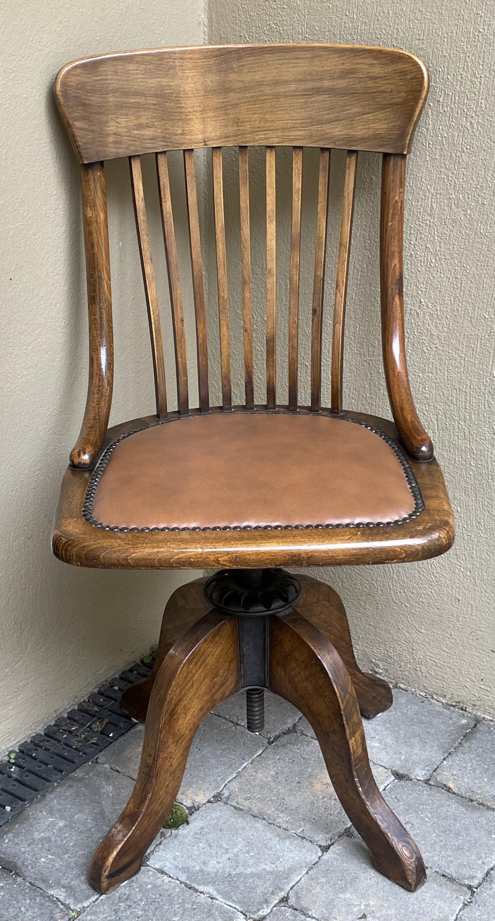 Globe Wernicke Office Desk Chair (1 of 5)