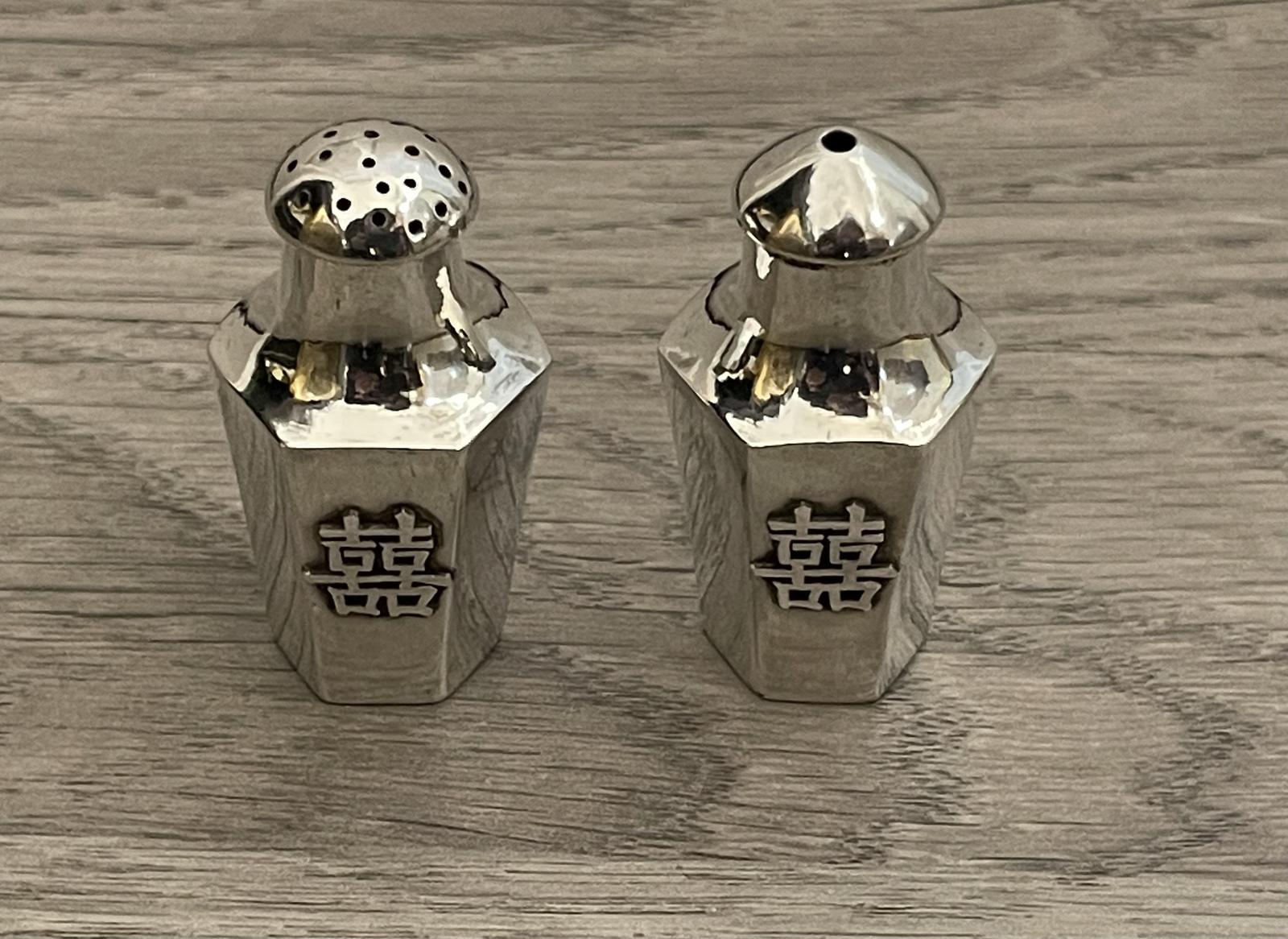 Chinese Silver Salt & Pepper Pot (1 of 6) Chinese Silver Salt & Pepper Pot (1 of 6)