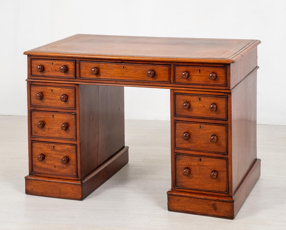 Good Victorian Mahogany Pedestal Desk (1 of 9) Good Victorian Mahogany Pedestal Desk (1 of 9)