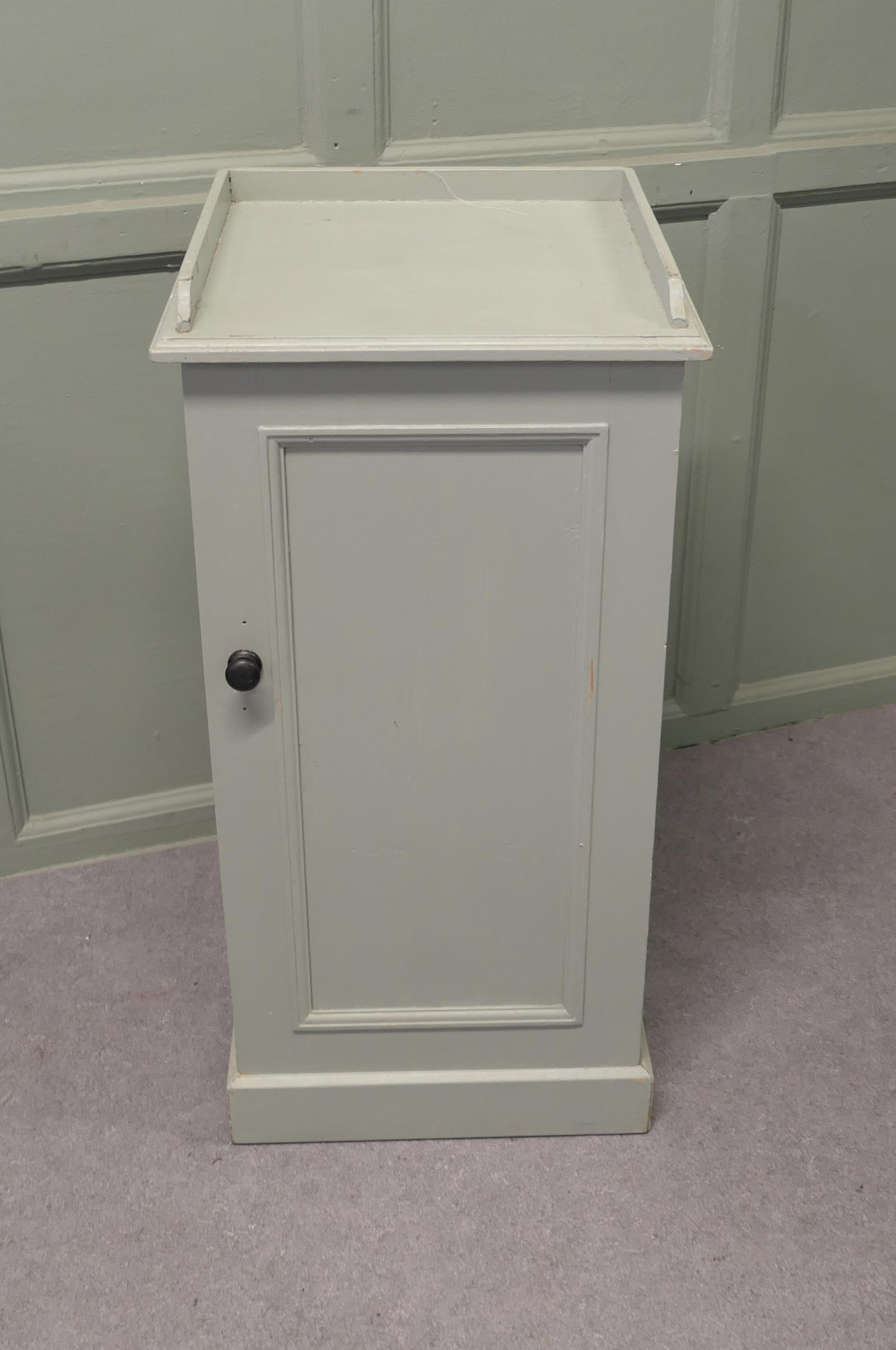 A Good Quality Pine Bedside Cupboard (1 of 6) A Good Quality Pine Bedside Cupboard (1 of 6)