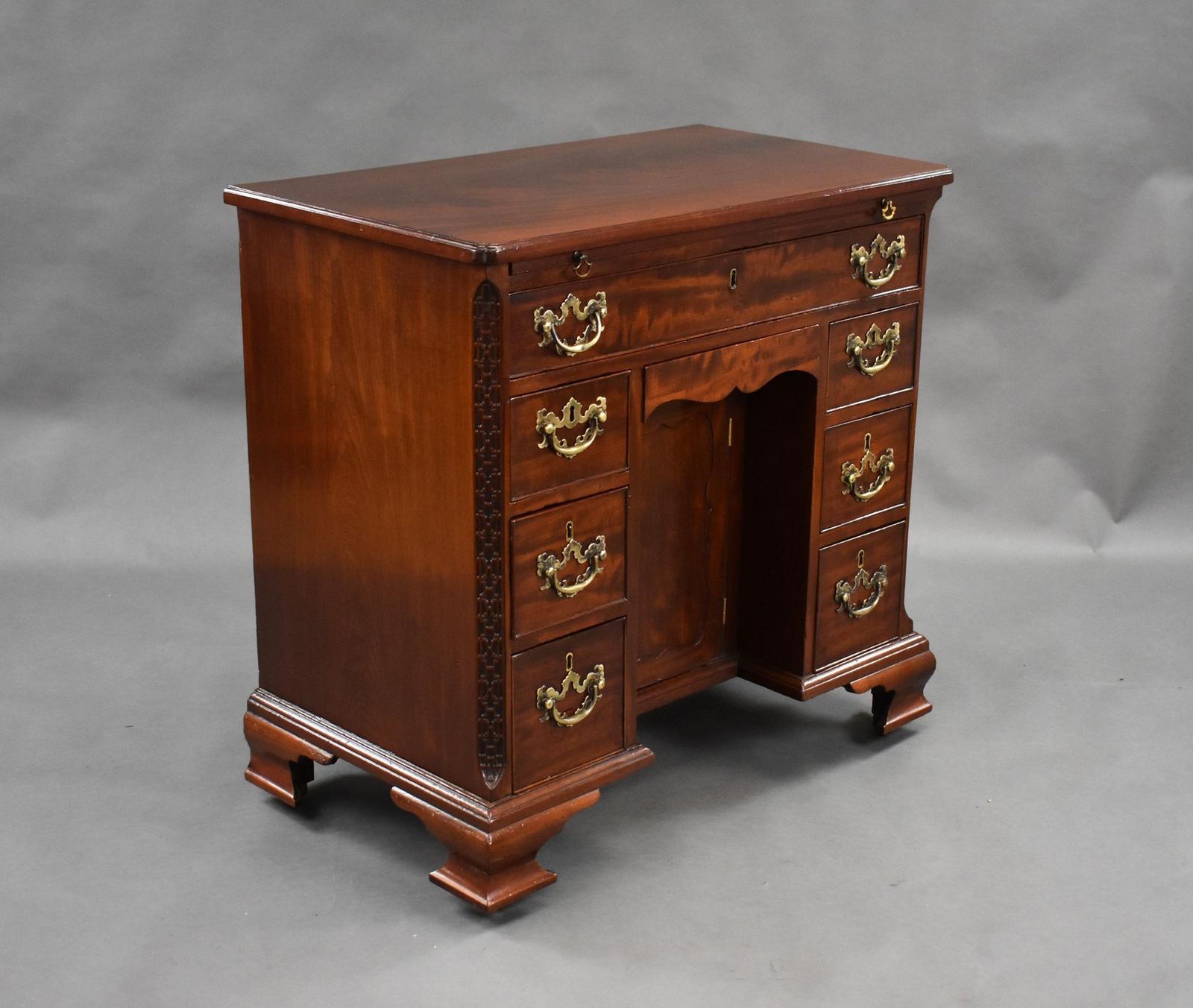 18th Century George III Mahogany Kneehole Desk (1 of 11) 18th Century George III Mahogany Kneehole Desk (1 of 11)