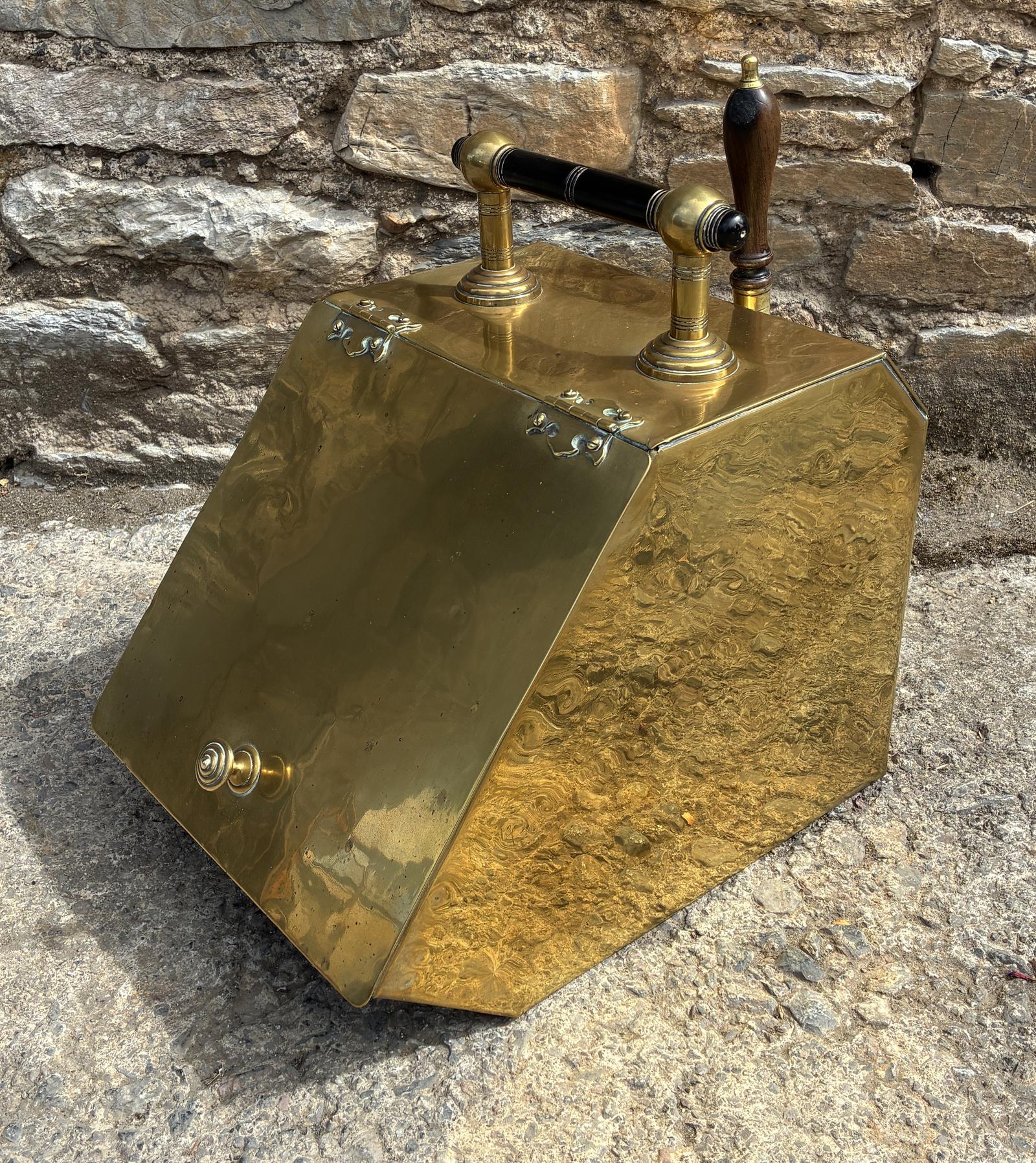 Arts & Crafts Brass Coal Scuttle (1 of 14) Arts & Crafts Brass Coal Scuttle (1 of 14)