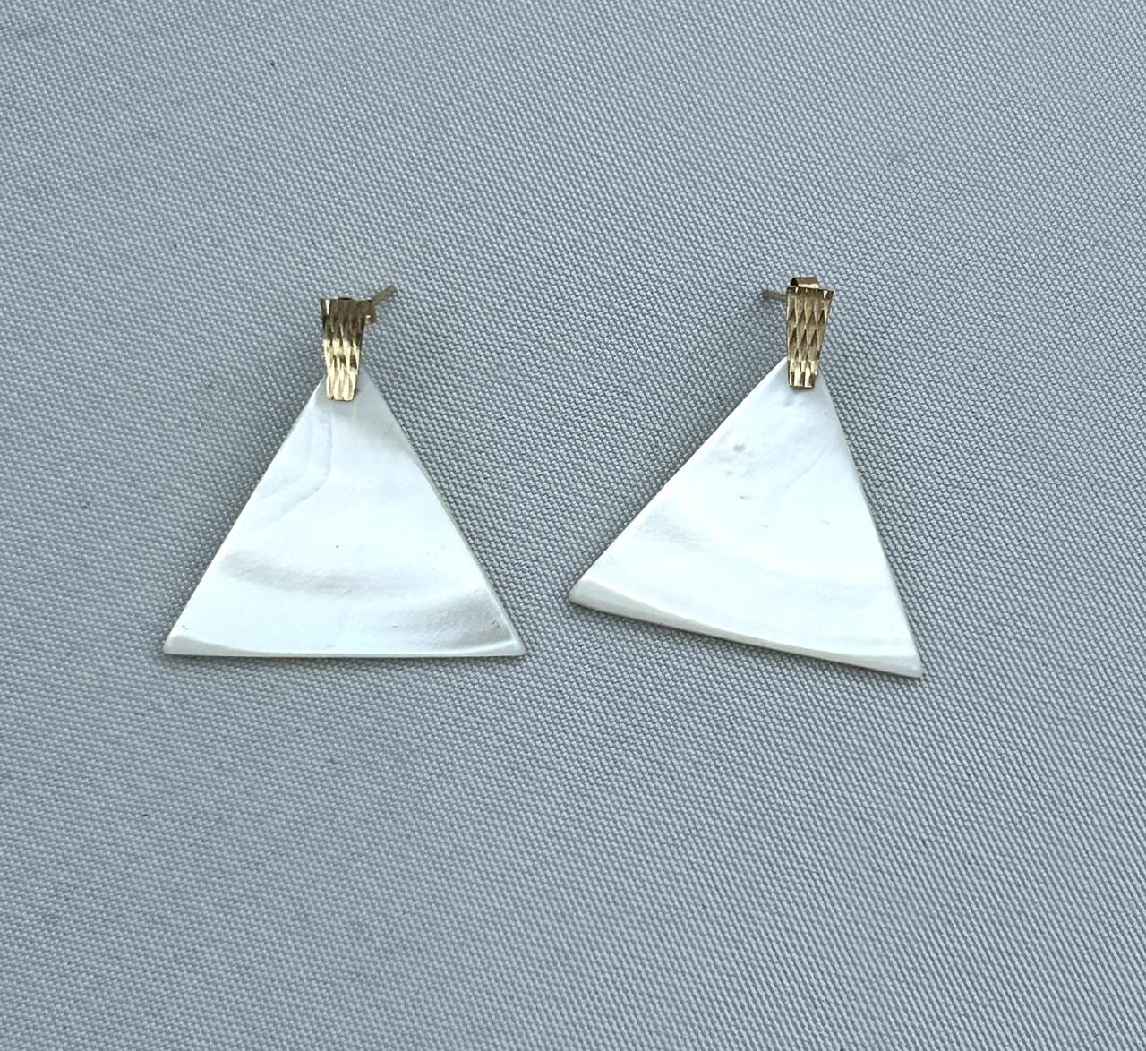 Pair of Vintage 9ct Gold & Mother of Pearl Drop Earrings (1 of 4) Pair of Vintage 9ct Gold & Mother of Pearl Drop Earrings (1 of 4)