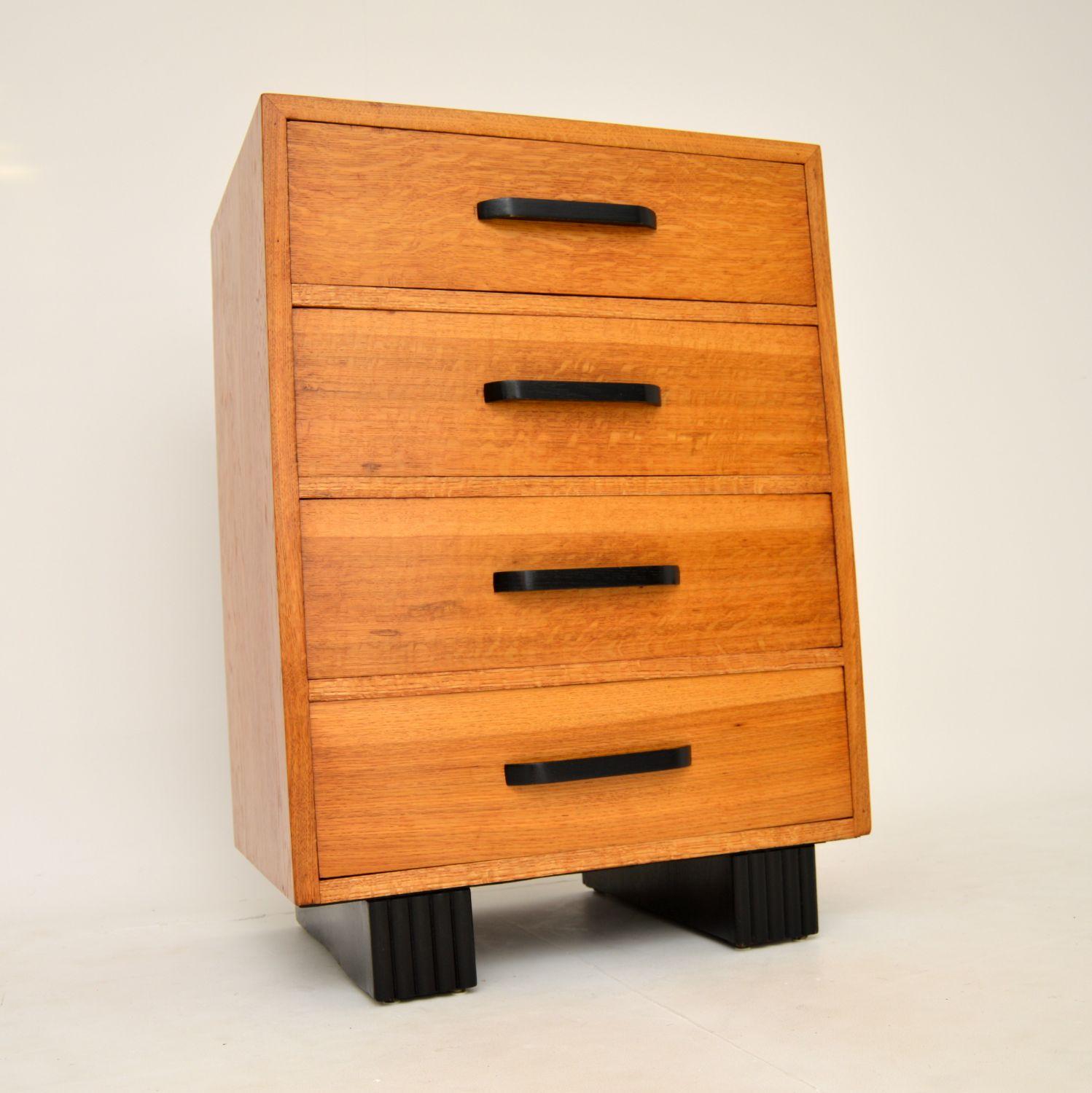 1930's Art Deco Chest of Drawers in Oak (1 of 9) 1930's Art Deco Chest of Drawers in Oak (1 of 9)