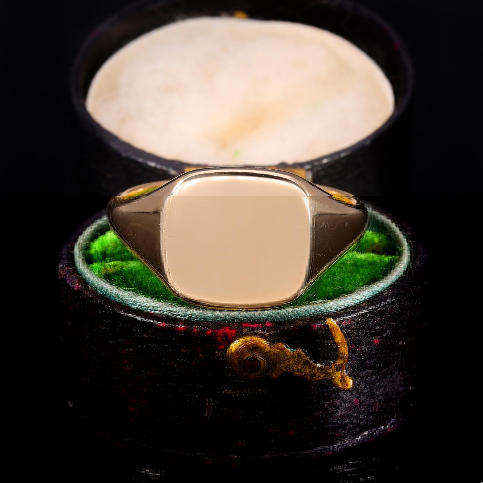 The Vintage 9ct Gold Rectangular Classic 4.52g Signet Ring (1 of 6)