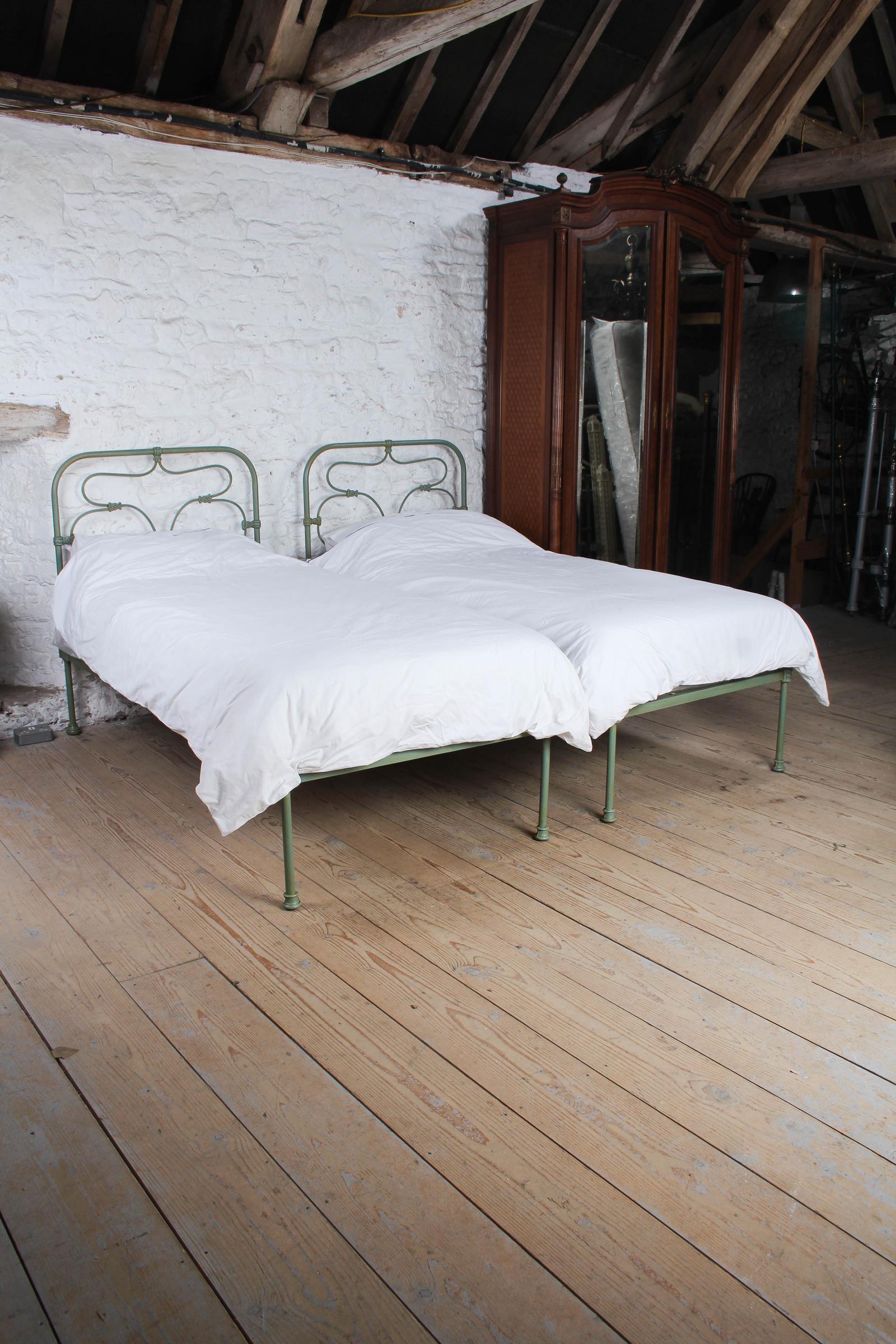 Delightful Pair of Victorian Single Beds (can Be Joined) (1 of 7)