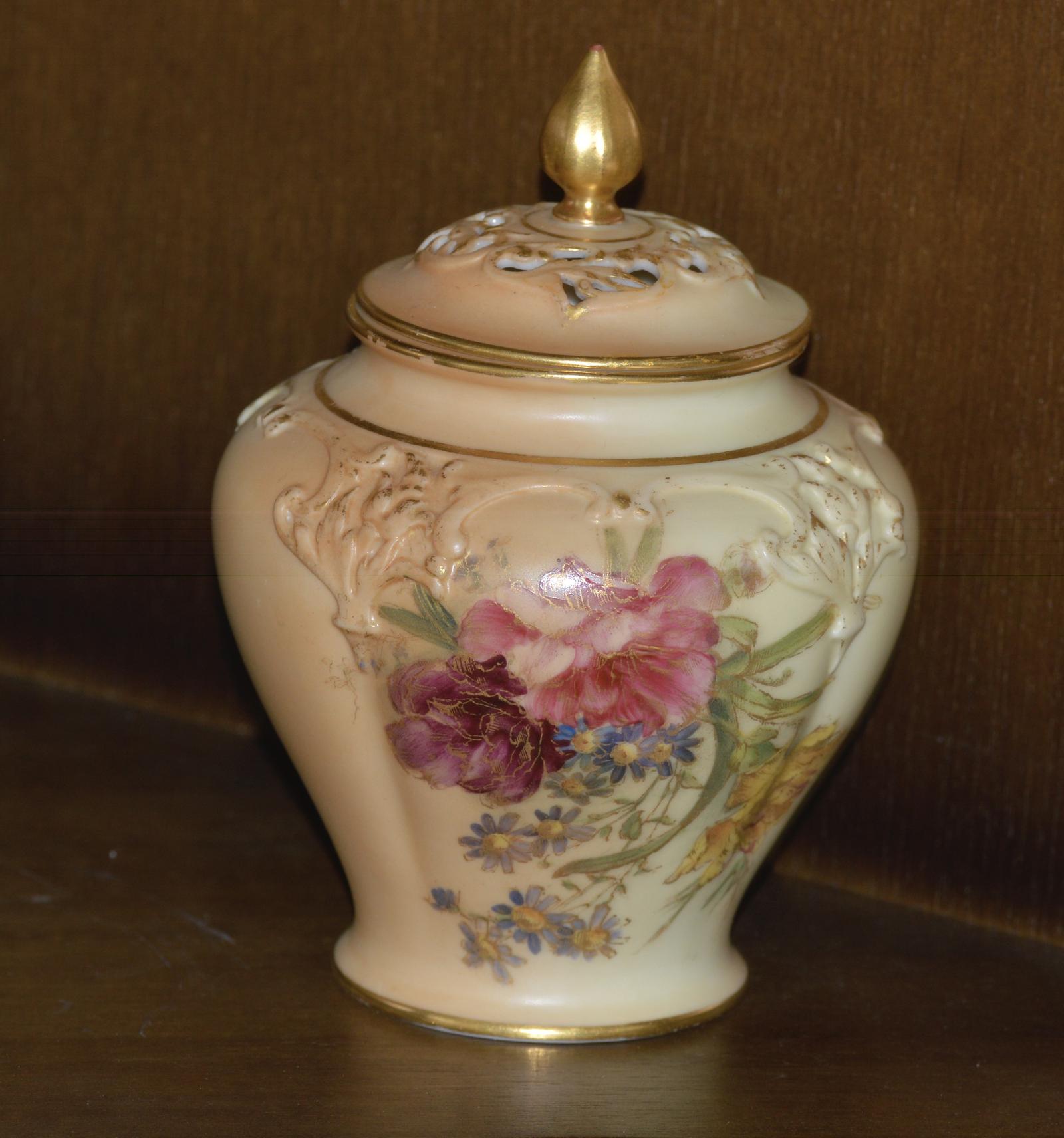 1909 - Royal Worcester - Hand Painted - Blush Ivory - Pot Pourri Vase and Cover (1 of 4) 1909 - Royal Worcester - Hand Painted - Blush Ivory - Pot Pourri Vase and Cover (1 of 4)