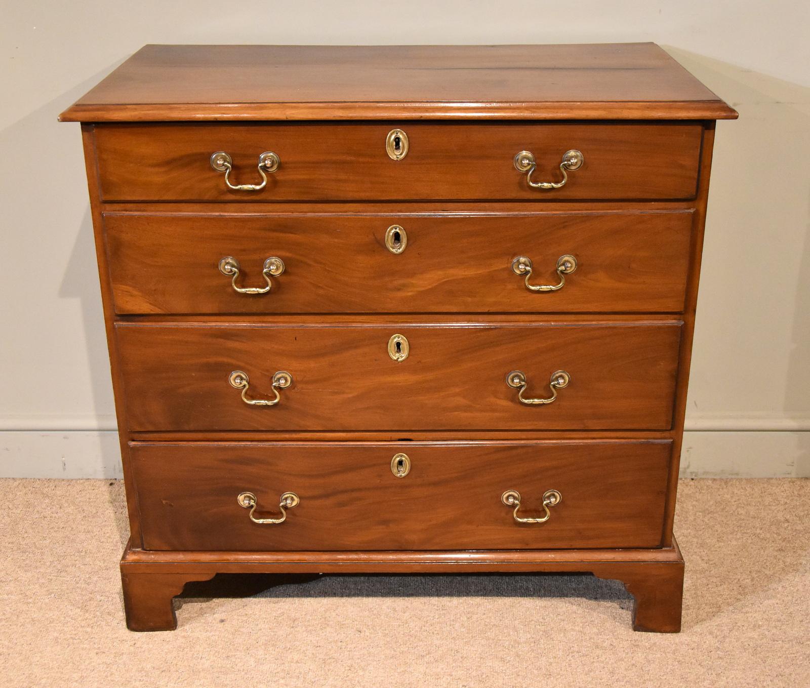 Superb George III Mahogany Chest of Drawers (1 of 8) Superb George III Mahogany Chest of Drawers (1 of 8)