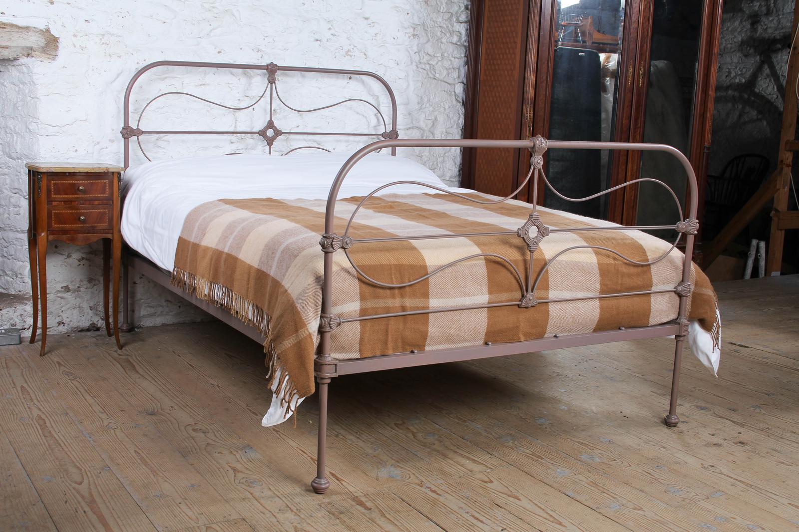 Pretty All Iron Irish Double Bed (1 of 8)