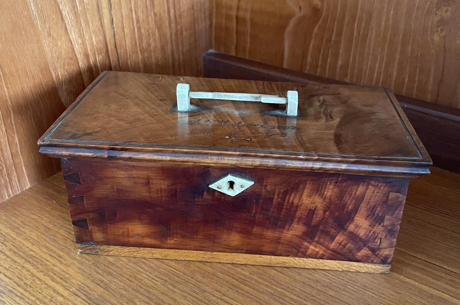 Dutch Boer War Artifact Box (1 of 16)