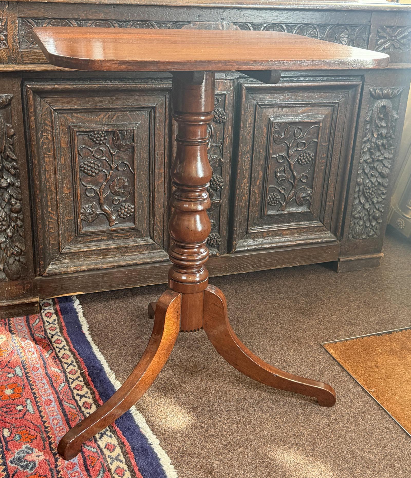 Georgian Mahogany Tripod Table with Rectangle Top. (1 of 6) Georgian Mahogany Tripod Table with Rectangle Top. (1 of 6)