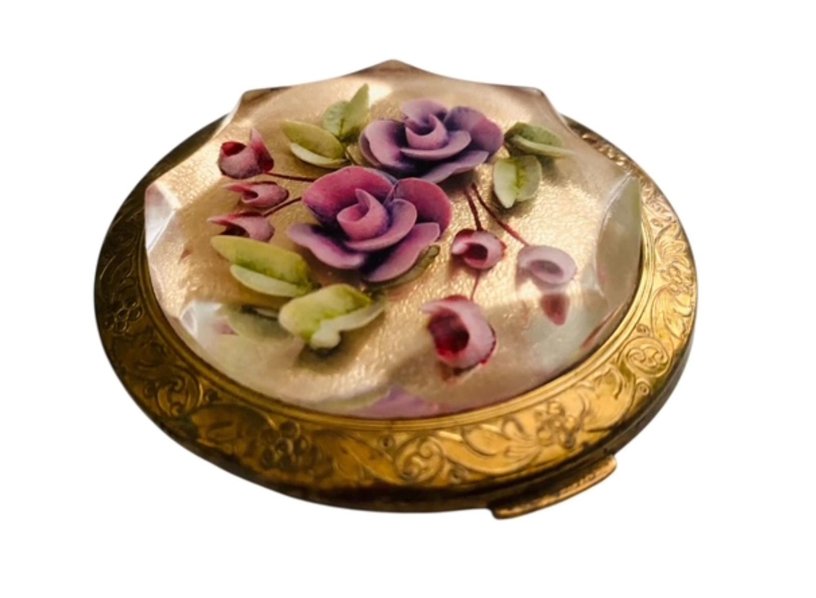Vintage Melissa Lucite & Flowers Powder Compact Circa 1950 (1 of 9) Vintage Melissa Lucite & Flowers Powder Compact Circa 1950 (1 of 9)