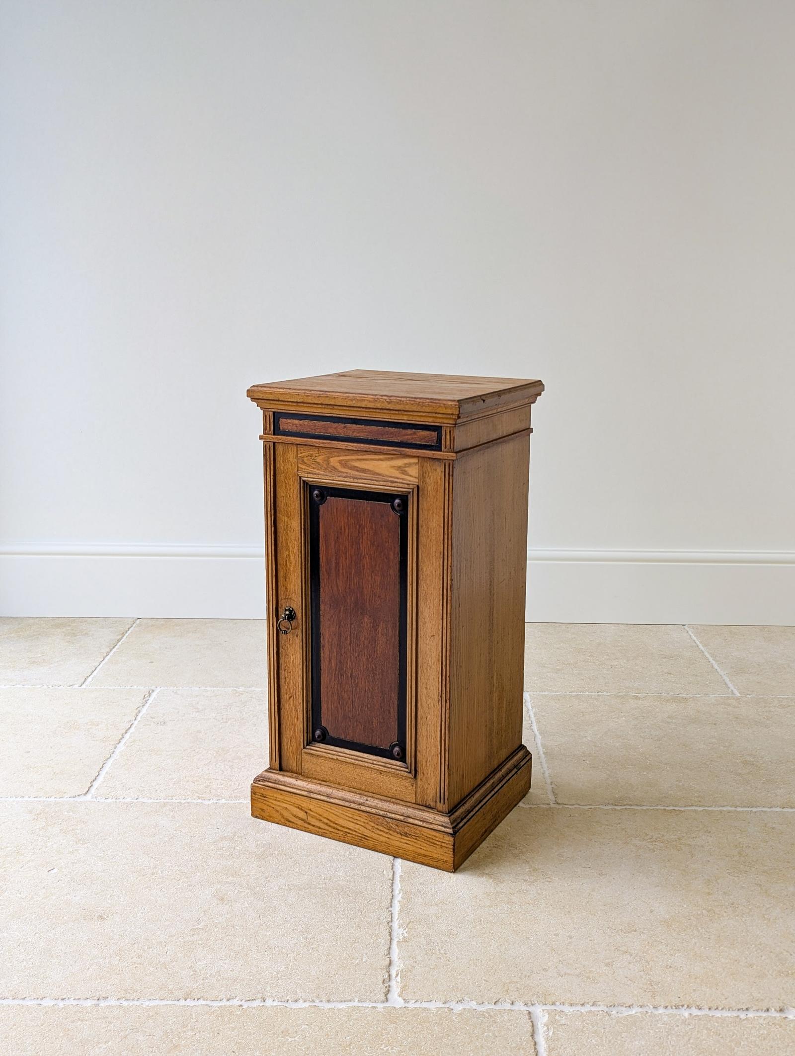 Antique Victorian Oak Aesthetic Movement Bedside Cabinet c.1890 (1 of 15) Antique Victorian Oak Aesthetic Movement Bedside Cabinet c.1890 (1 of 15)