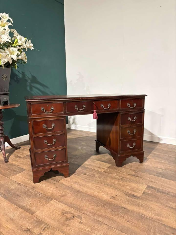 Vintage Mahogany Pedestal Desk (1 of 15) Vintage Mahogany Pedestal Desk (1 of 15)