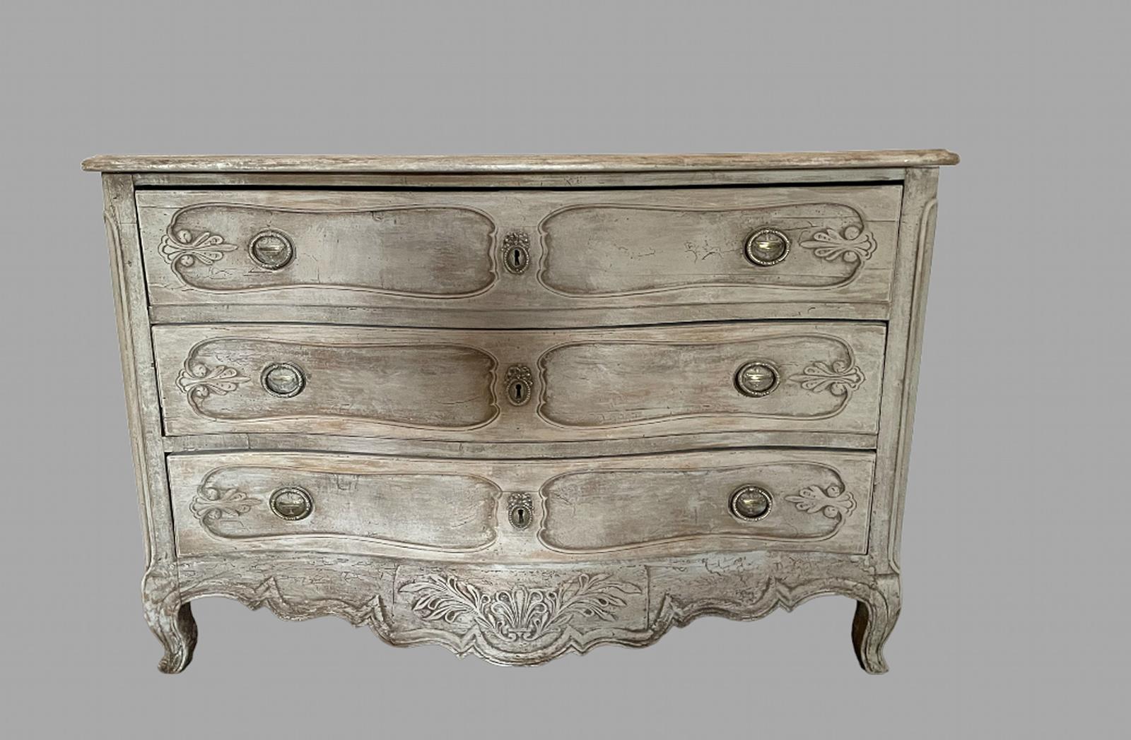 Serpentine Commode Chest of Drawers (1 of 4)