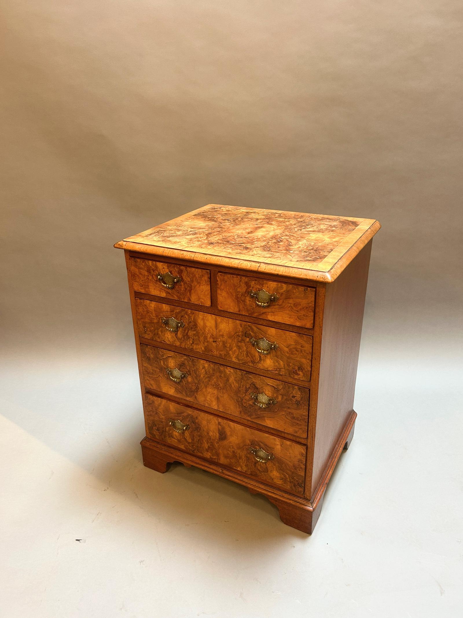 Antique Small Walnut Chest of Drawers (1 of 10) Antique Small Walnut Chest of Drawers (1 of 10)