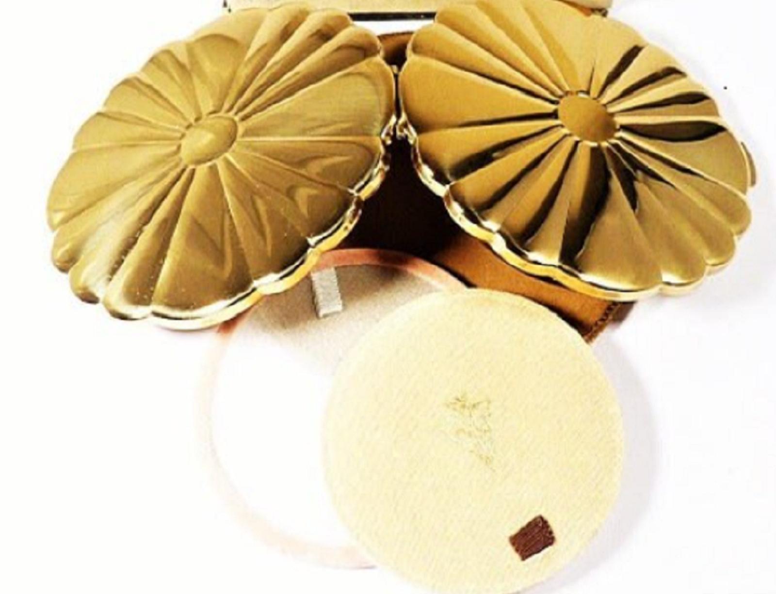 Glorious Unused Golden Kigu Flapjack Compact 1950s (1 of 7)