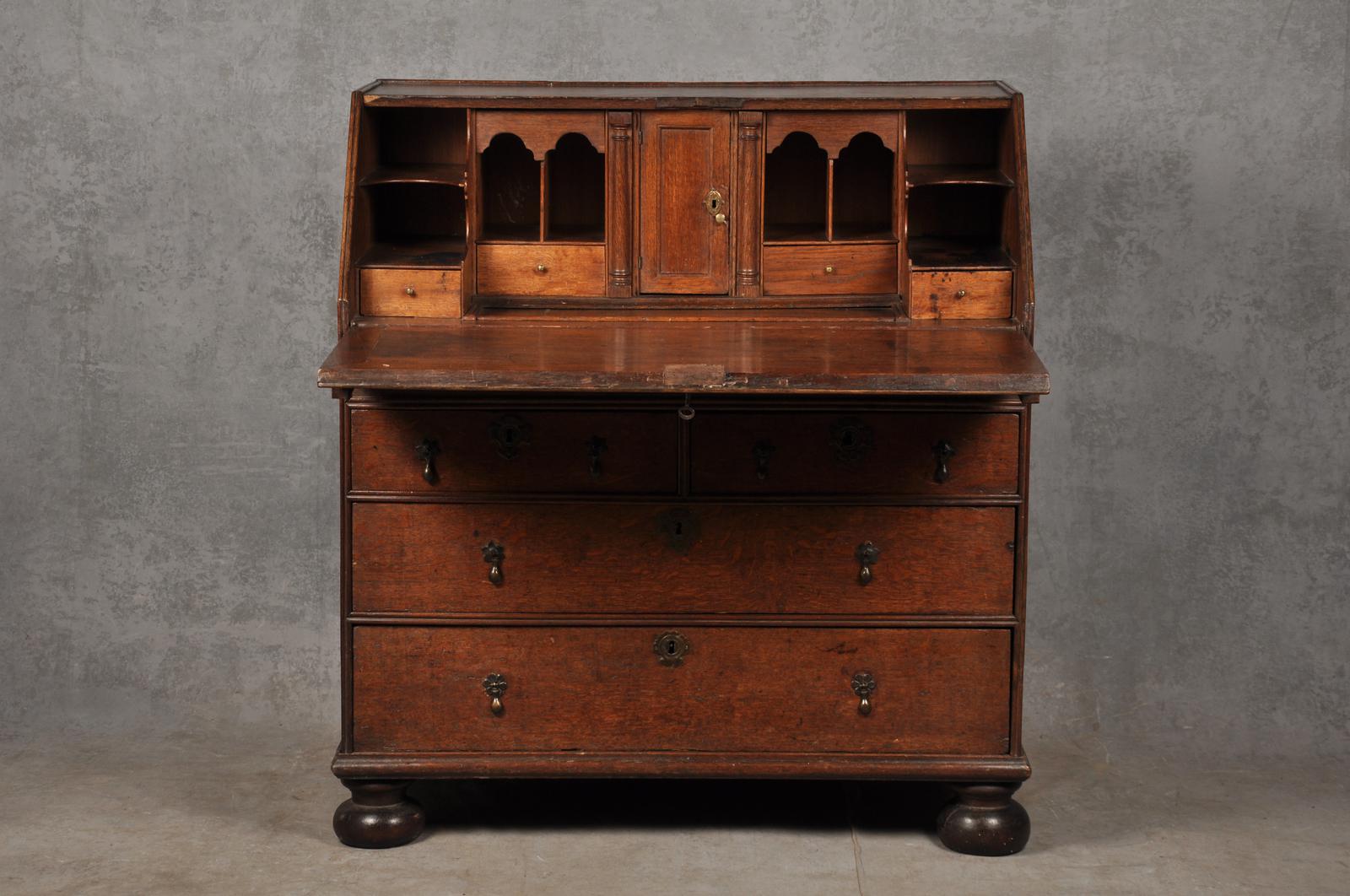 Early 18th Century Oak Bureau (1 of 12)