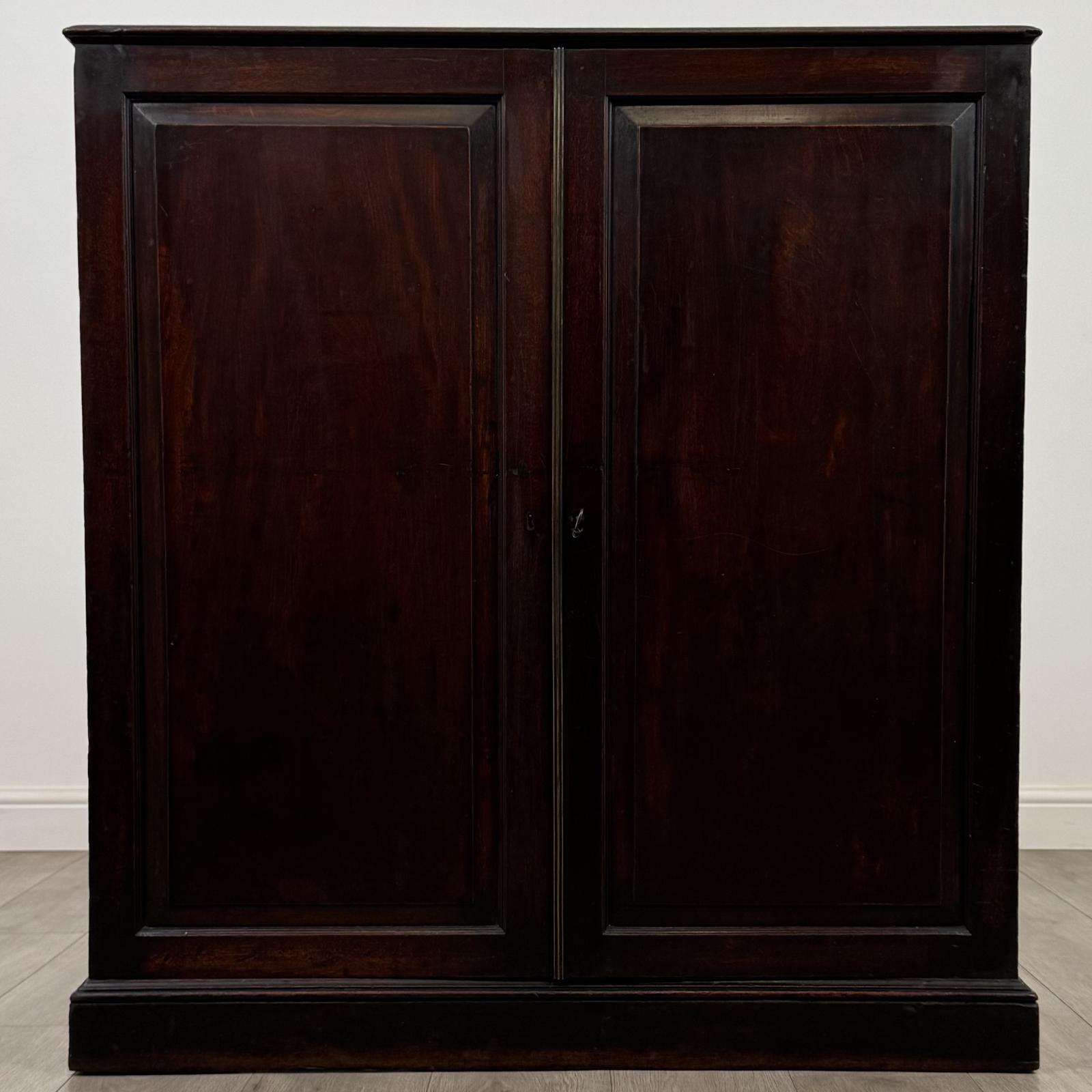 Antique 18th Century Good Quality Cupboard In Mahogany (1 of 10)