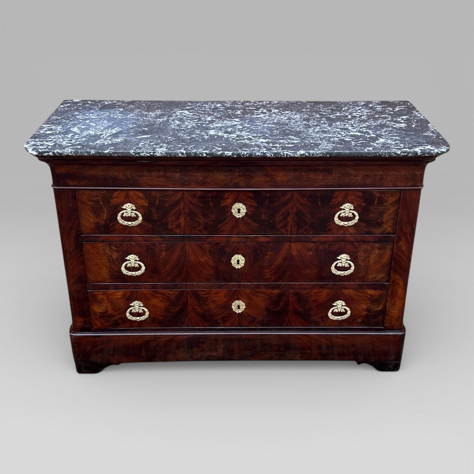 Antique 19th Century French Flame Mahogany & Brass Handled Marble Topped Commode (1 of 10) Antique 19th Century French Flame Mahogany & Brass Handled Marble Topped Commode (1 of 10)