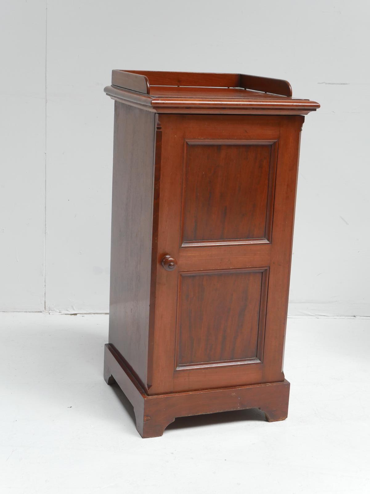 Good Quality Bedside Cabinet (1 of 8)