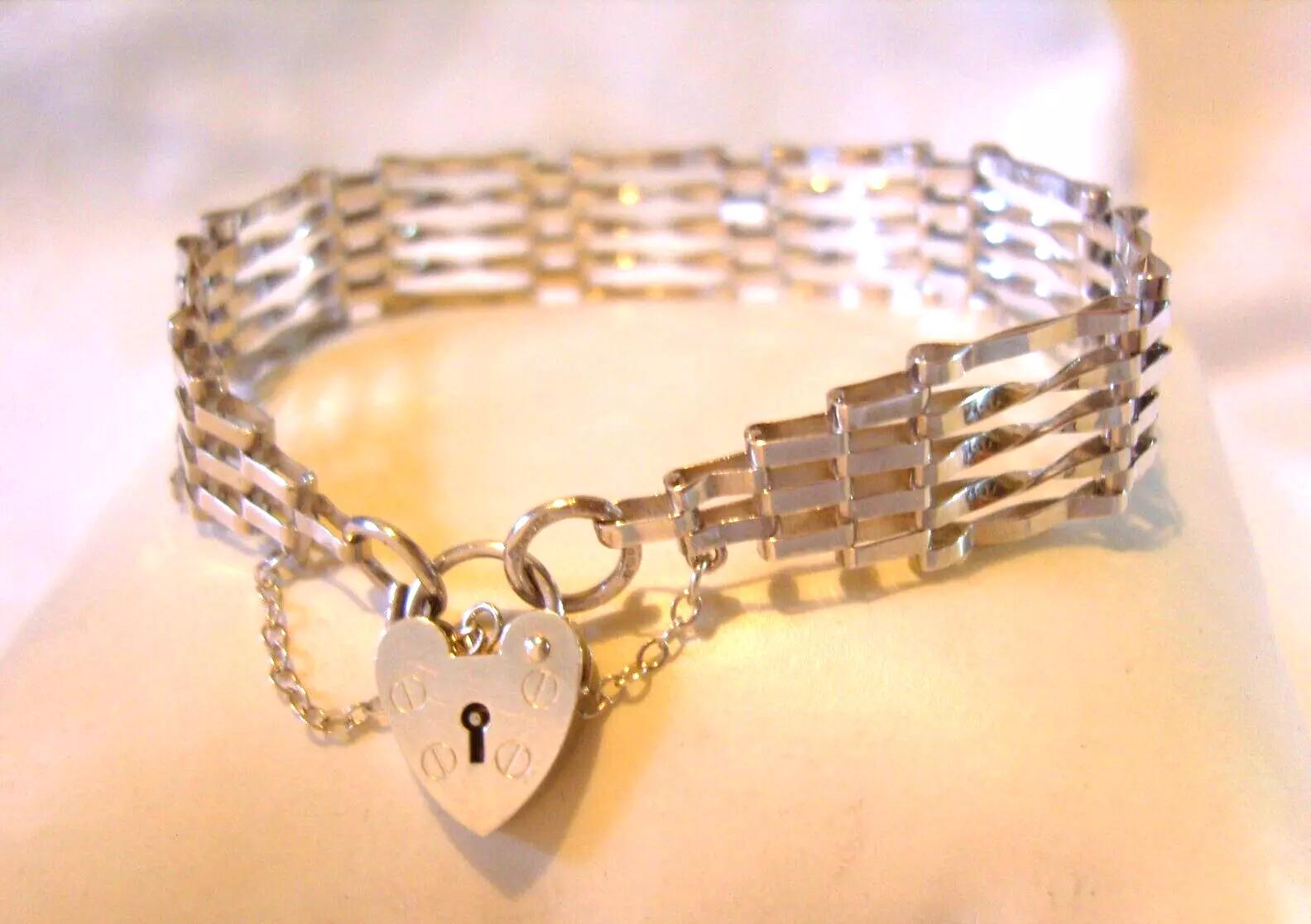 Bracelet Sterling Silver 1985 Hallmarked Gate Link Love Heart Padlock 7"L Nos (1 of 15)