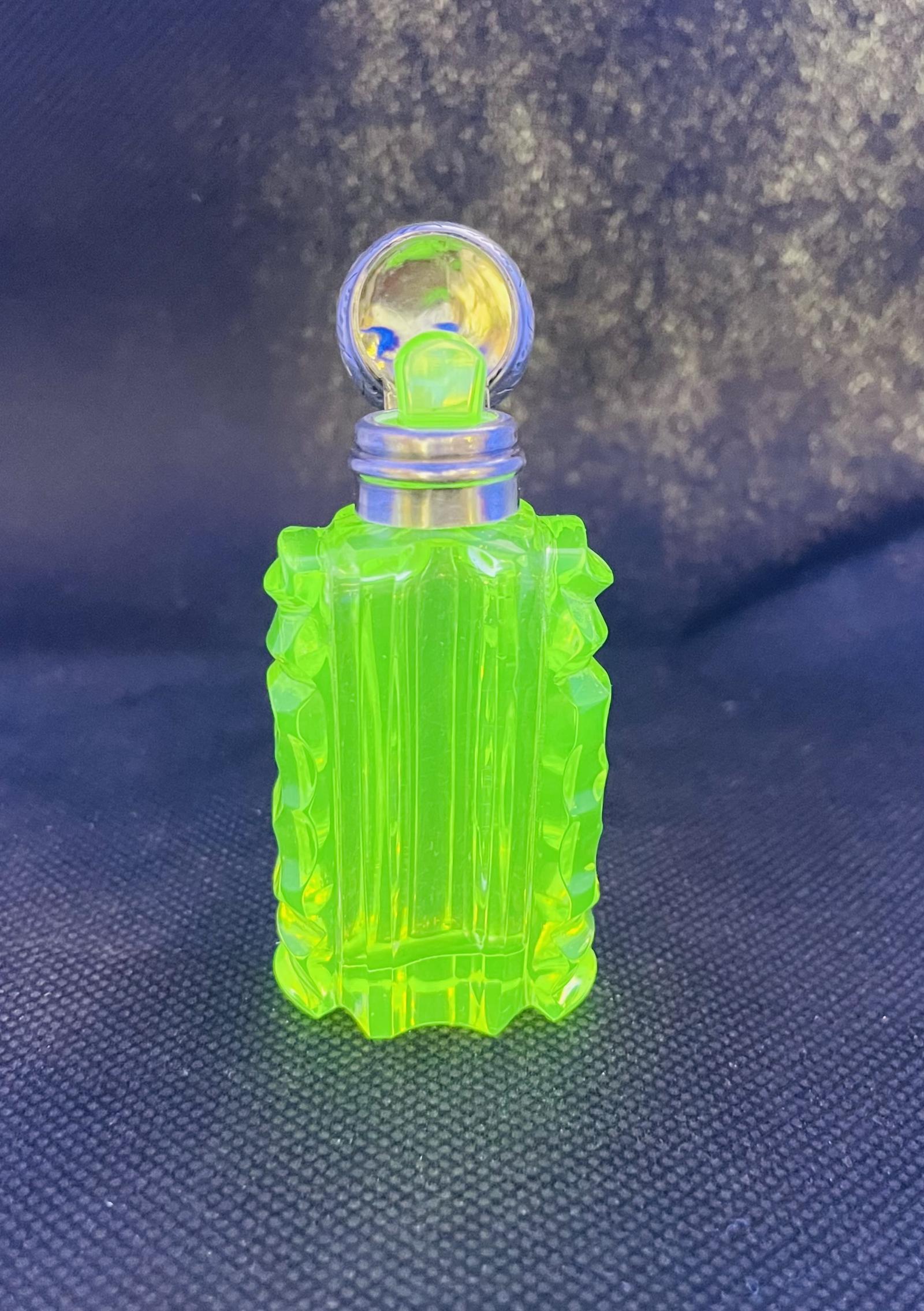 Uranium Antique Silver Scent Perfume Bottle (1 of 10) Uranium Antique Silver Scent Perfume Bottle (1 of 10)