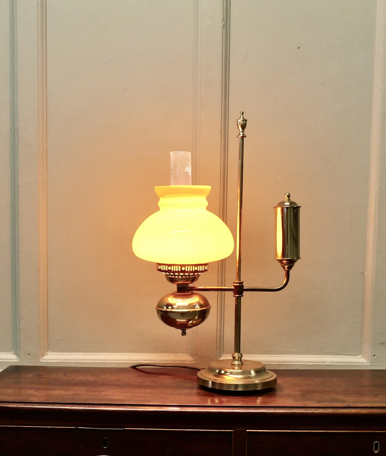 Antique Style Brass Oil Lamp / Table Lamp (1 of 5) Antique Style Brass Oil Lamp / Table Lamp (1 of 5)