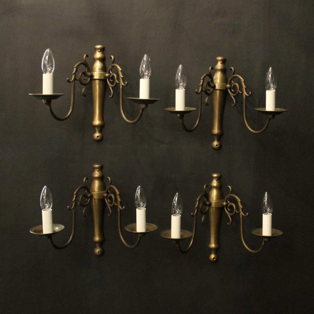English Set Of 4 Brass Antique Wall Lights (1 of 10) English Set Of 4 Brass Antique Wall Lights (1 of 10)