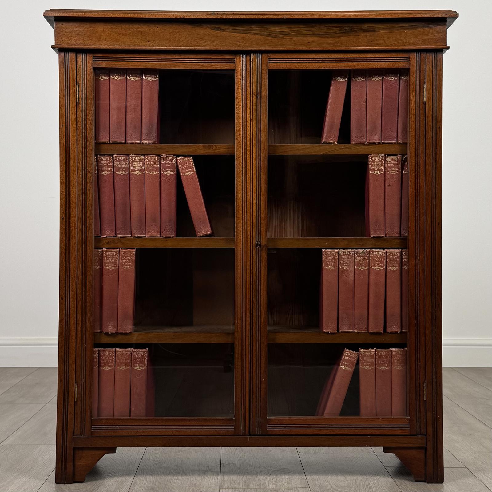 Antique 20th Century Good Quality Display Cabinet in Walnut (1 of 11) Antique 20th Century Good Quality Display Cabinet in Walnut (1 of 11)