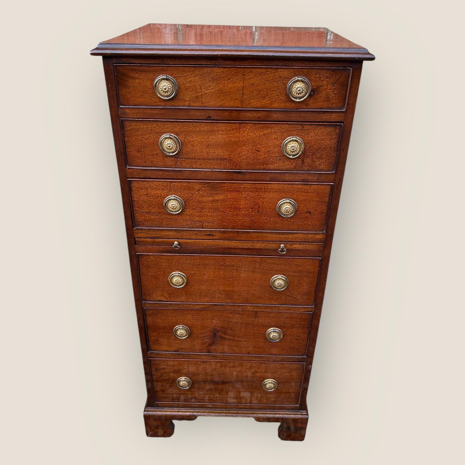 Antique Style Mahogany Narrow Chest of Drawers with Brush & Slide (1 of 7) Antique Style Mahogany Narrow Chest of Drawers with Brush & Slide (1 of 7)