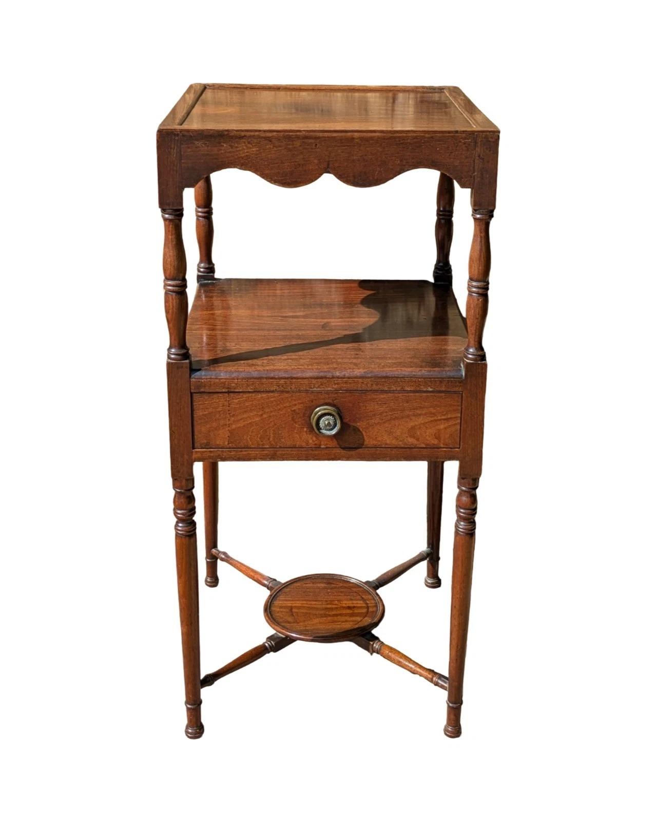 Elegant George III Mahogany Bedside / Side Table (1 of 7) Elegant George III Mahogany Bedside / Side Table (1 of 7)