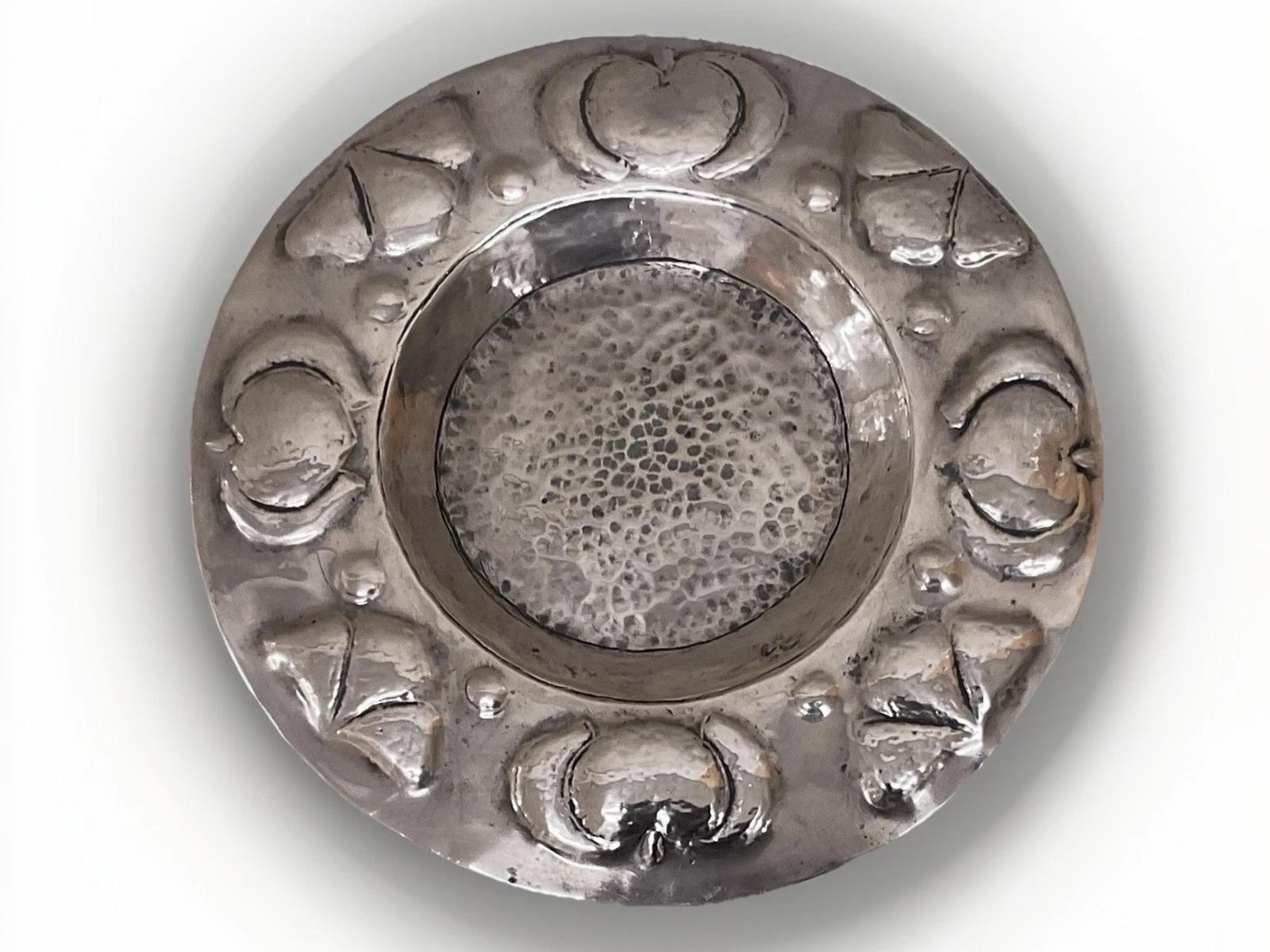 Arts and Crafts Repousse Copper Plate/dish/charger Antique Victorian C1880 (1 of 4) Arts and Crafts Repousse Copper Plate/dish/charger Antique Victorian C1880 (1 of 4)