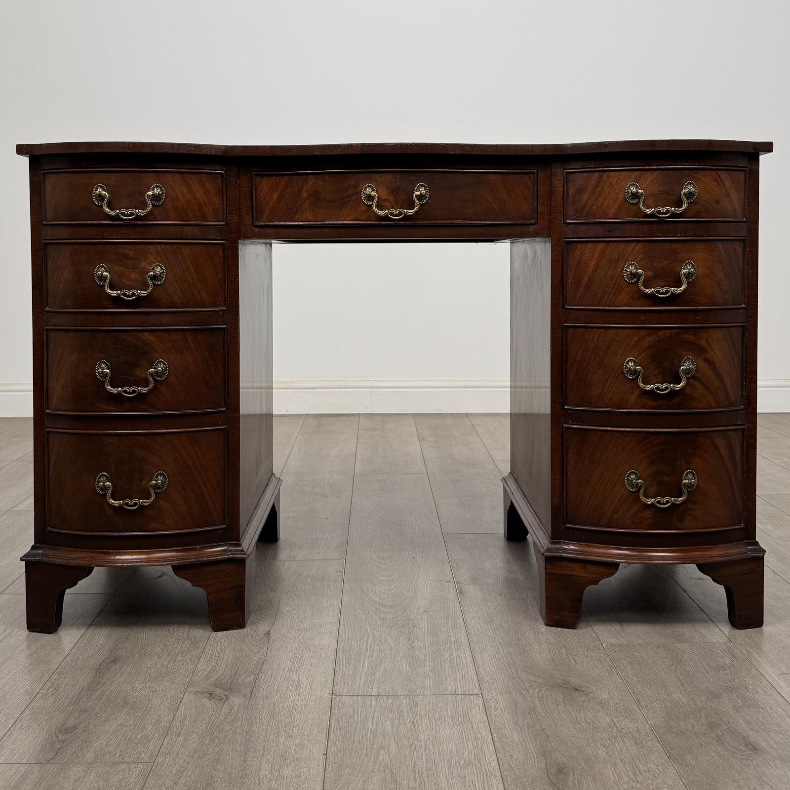 Antique 20th Century Serpentine Kneehole Desk in Mahogany (1 of 11) Antique 20th Century Serpentine Kneehole Desk in Mahogany (1 of 11)