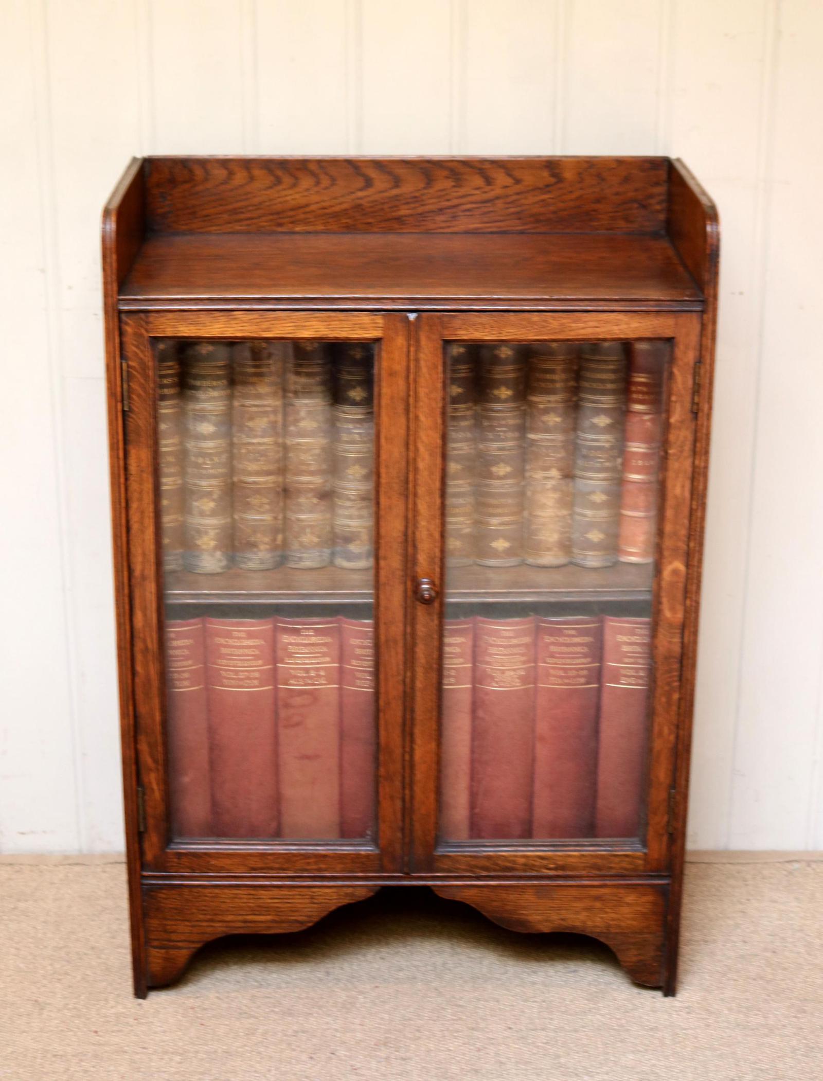 Small Proportioned Oak Glazed Bookcase (1 of 10) Small Proportioned Oak Glazed Bookcase (1 of 10)