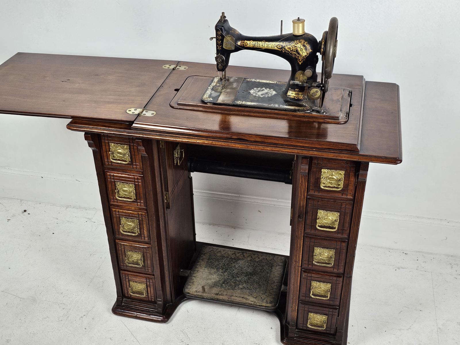 Vintage Singer Treadle Sewing Machine (1 of 19) Vintage Singer Treadle Sewing Machine (1 of 19)