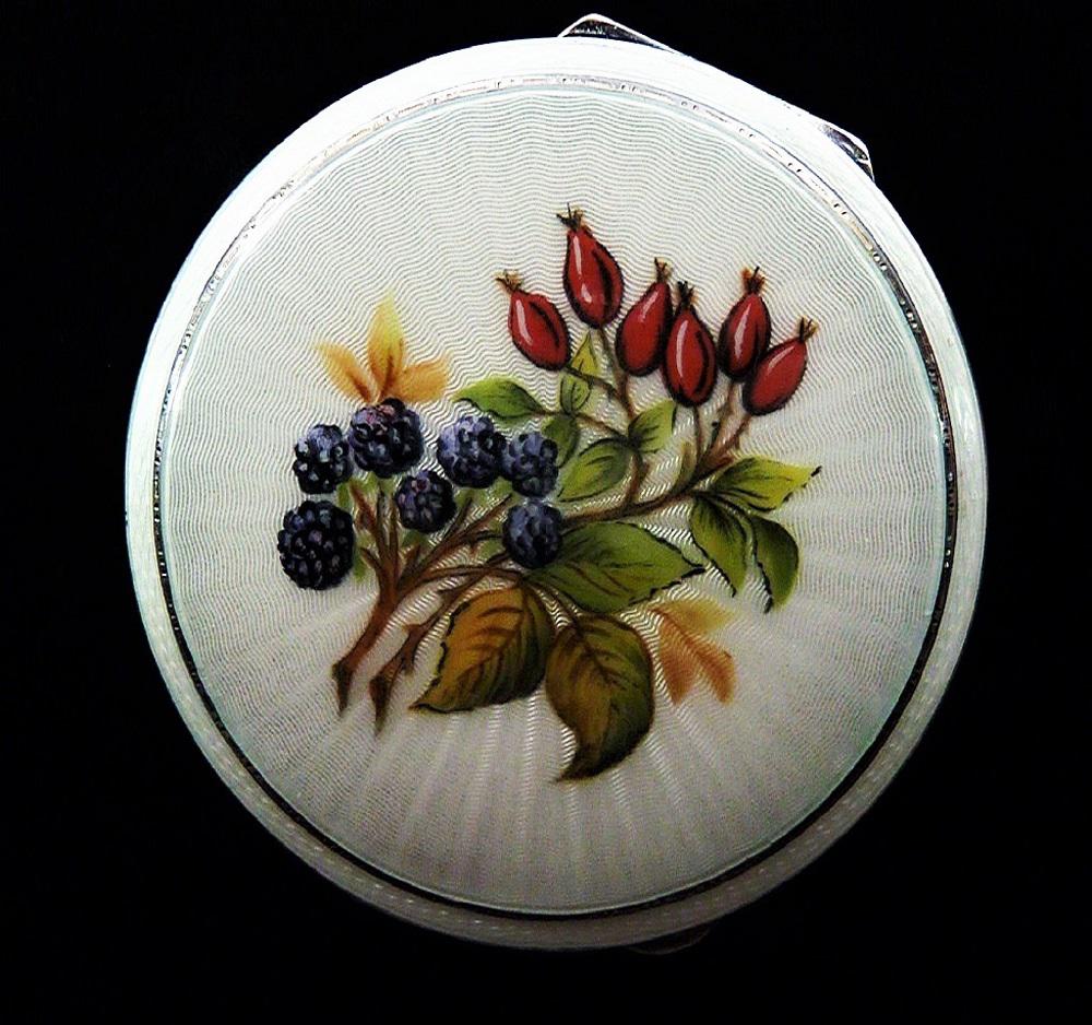 Silver Enamel Powder Compact For Loose And Pressed Foundation (1 of 8)