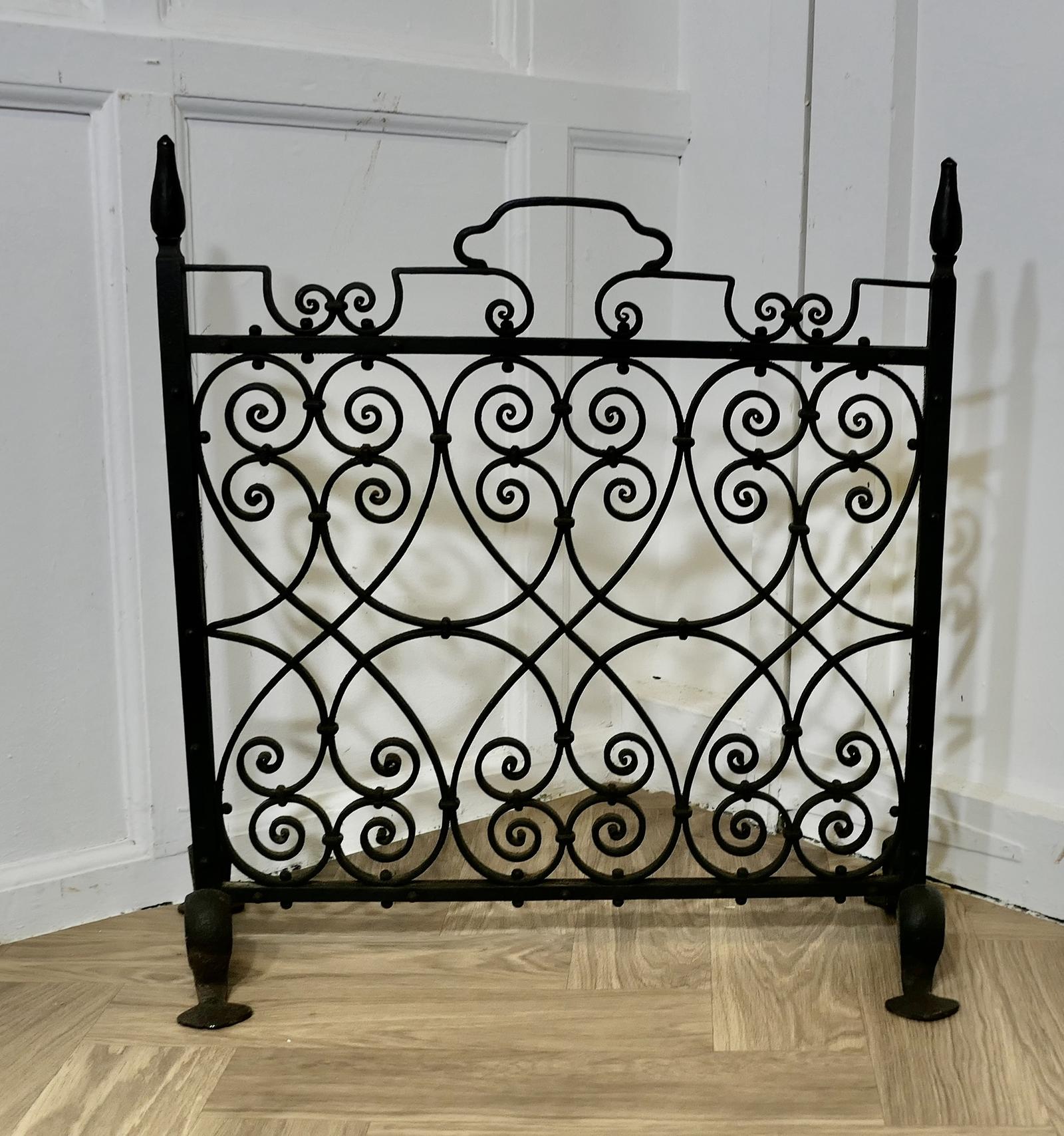 Very Heavy Old Gothic Wrought Iron Fire Screen (1 of 6)