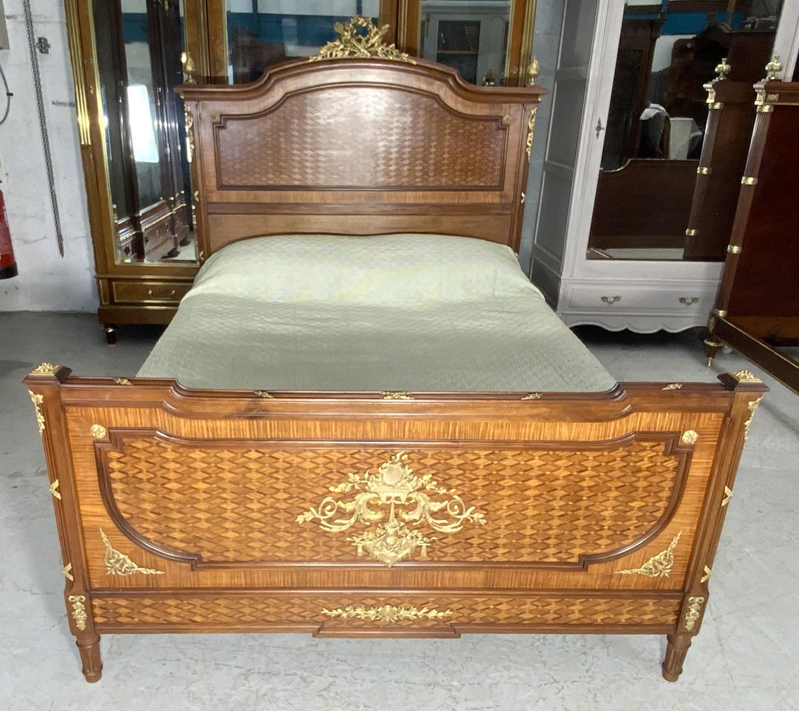 King Size French Bed Bed with Brass Embellishments VI 1115 / LA440126