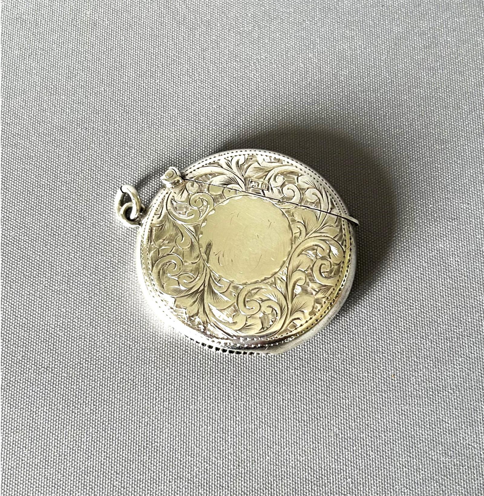Rare Edwardian Circular Silver Vesta (1 of 5)