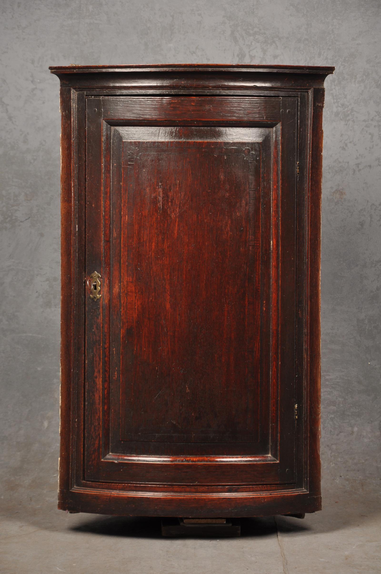 Early 18th Century Oak Bow Fronted Corner Cupboard (1 of 5) Early 18th Century Oak Bow Fronted Corner Cupboard (1 of 5)
