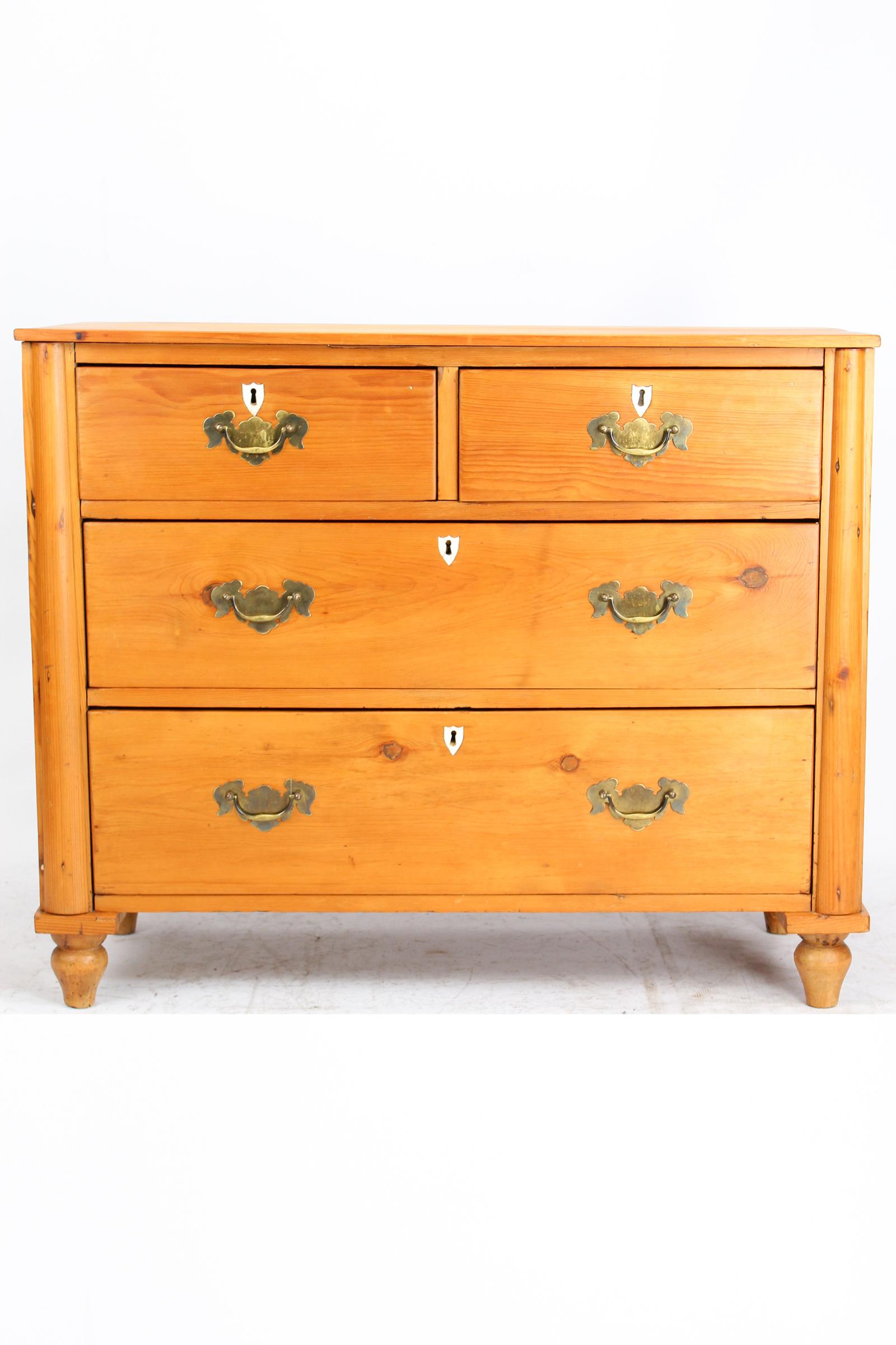 Small Victorian Pine Chest of Drawers (1 of 13) Small Victorian Pine Chest of Drawers (1 of 13)