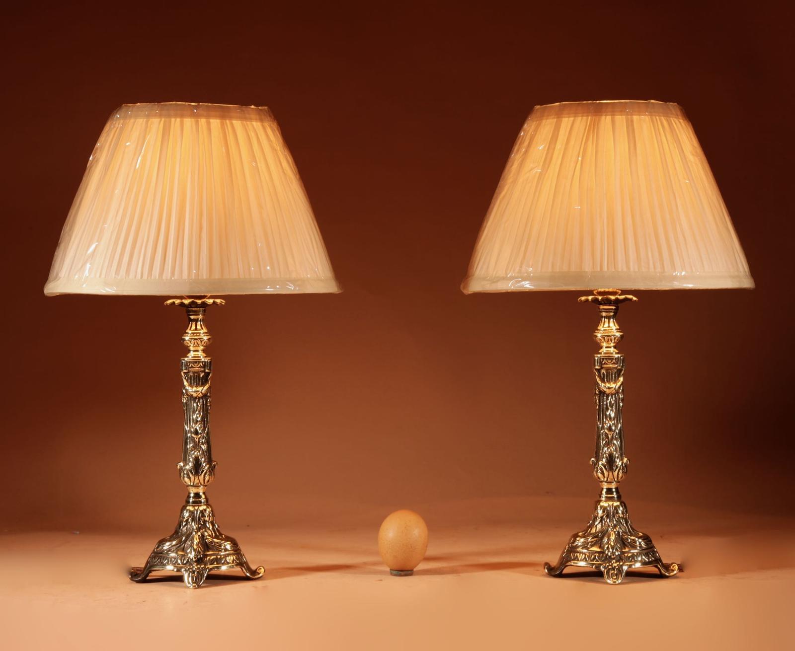 Small Pair of Cast Brass Elegant Table Lamps in Louis XVI Style 1900-1920 (1 of 6) Small Pair of Cast Brass Elegant Table Lamps in Louis XVI Style 1900-1920 (1 of 6)