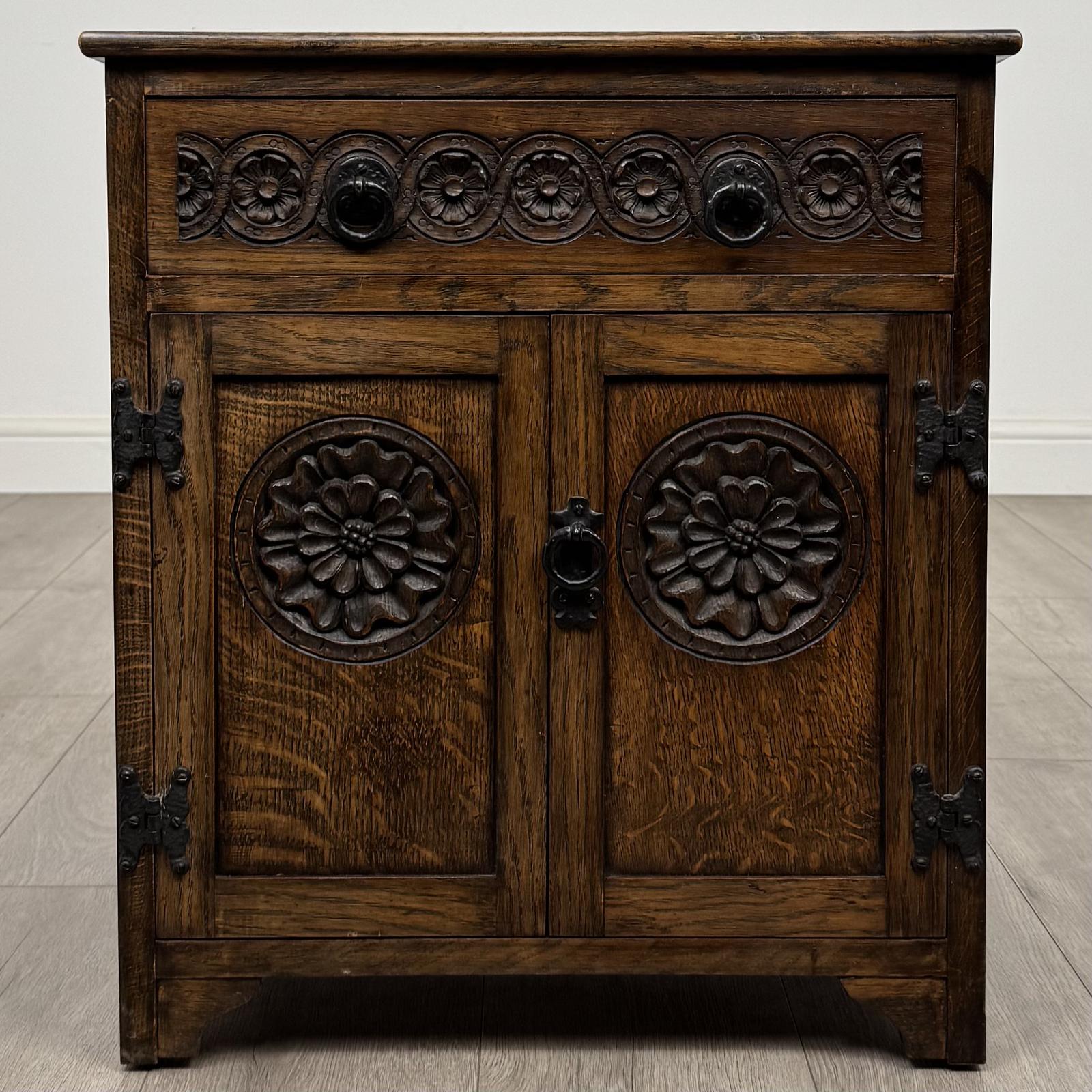 Antique 20th Century Small Good Quality Cupboard in Oak (1 of 12) Antique 20th Century Small Good Quality Cupboard in Oak (1 of 12)