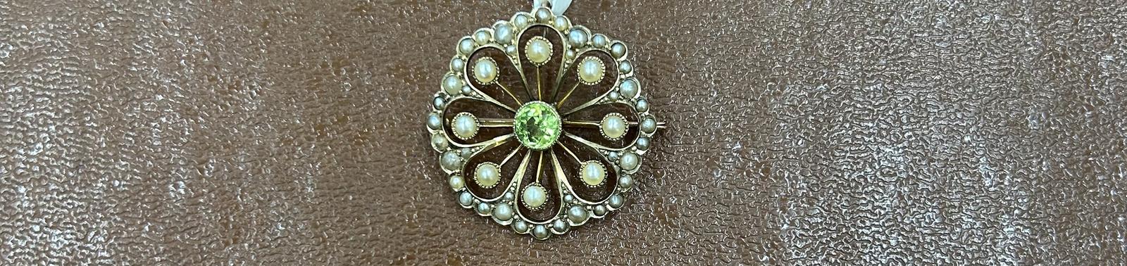 9ct Pendent & Brooch (1 of 2)