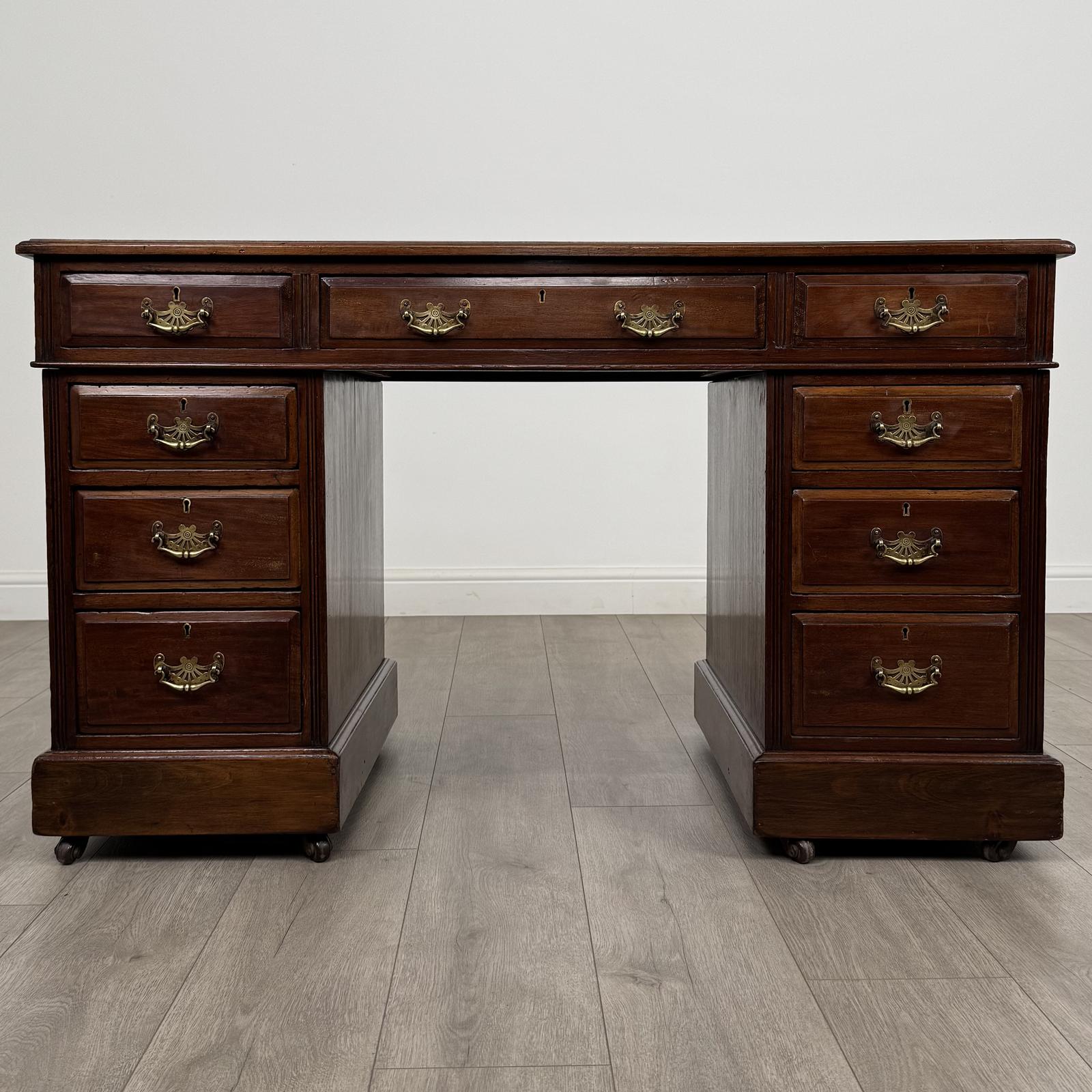 Antique 19th Century Good Quality Pedestal Desk in Mahogany (1 of 11)