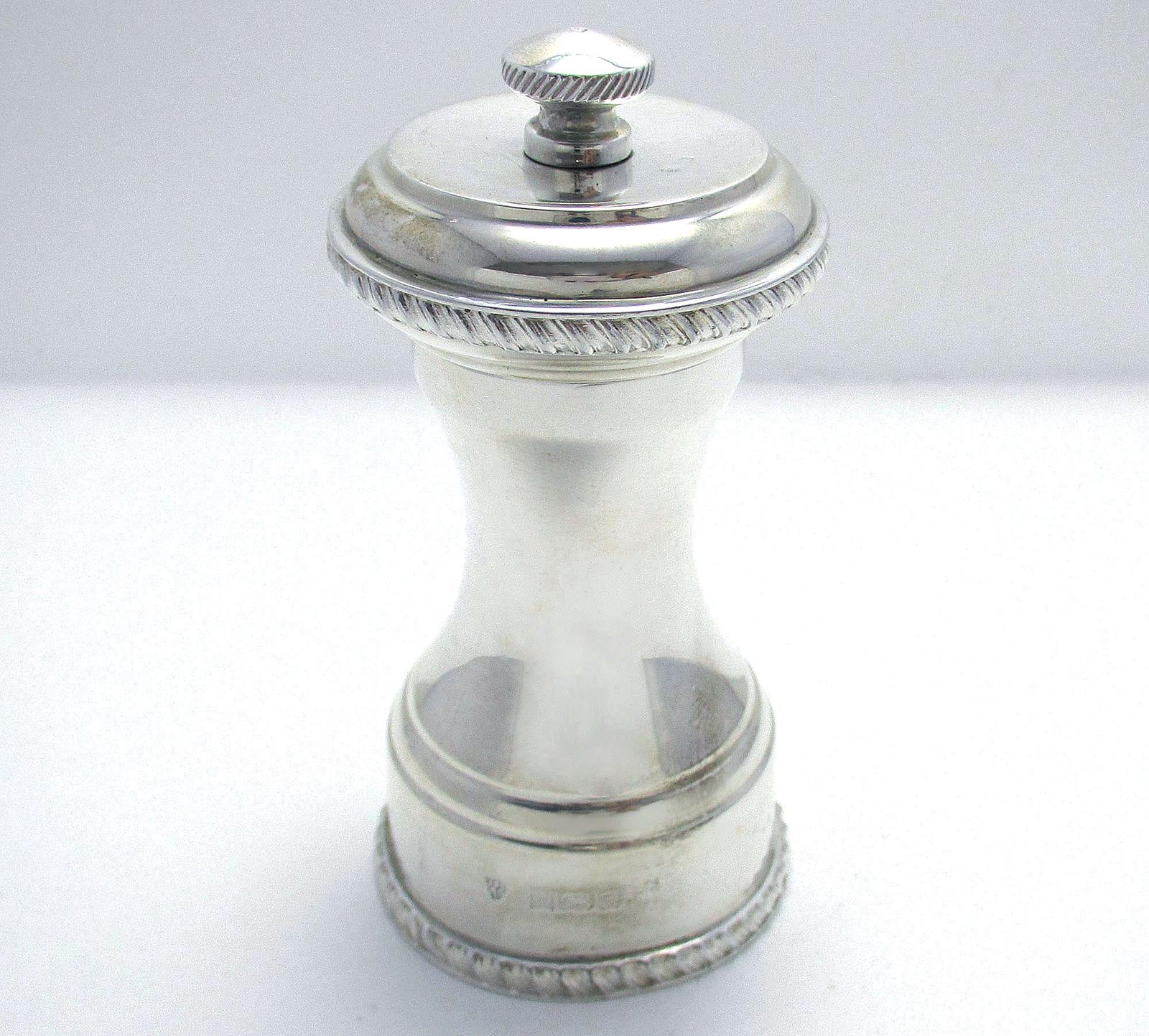 Vintage 1955 Classic Solid Sterling Silver English Pepper Mill / Shaker / Grinder. 20th Century (1 of 11) Vintage 1955 Classic Solid Sterling Silver English Pepper Mill / Shaker / Grinder. 20th Century (1 of 11)
