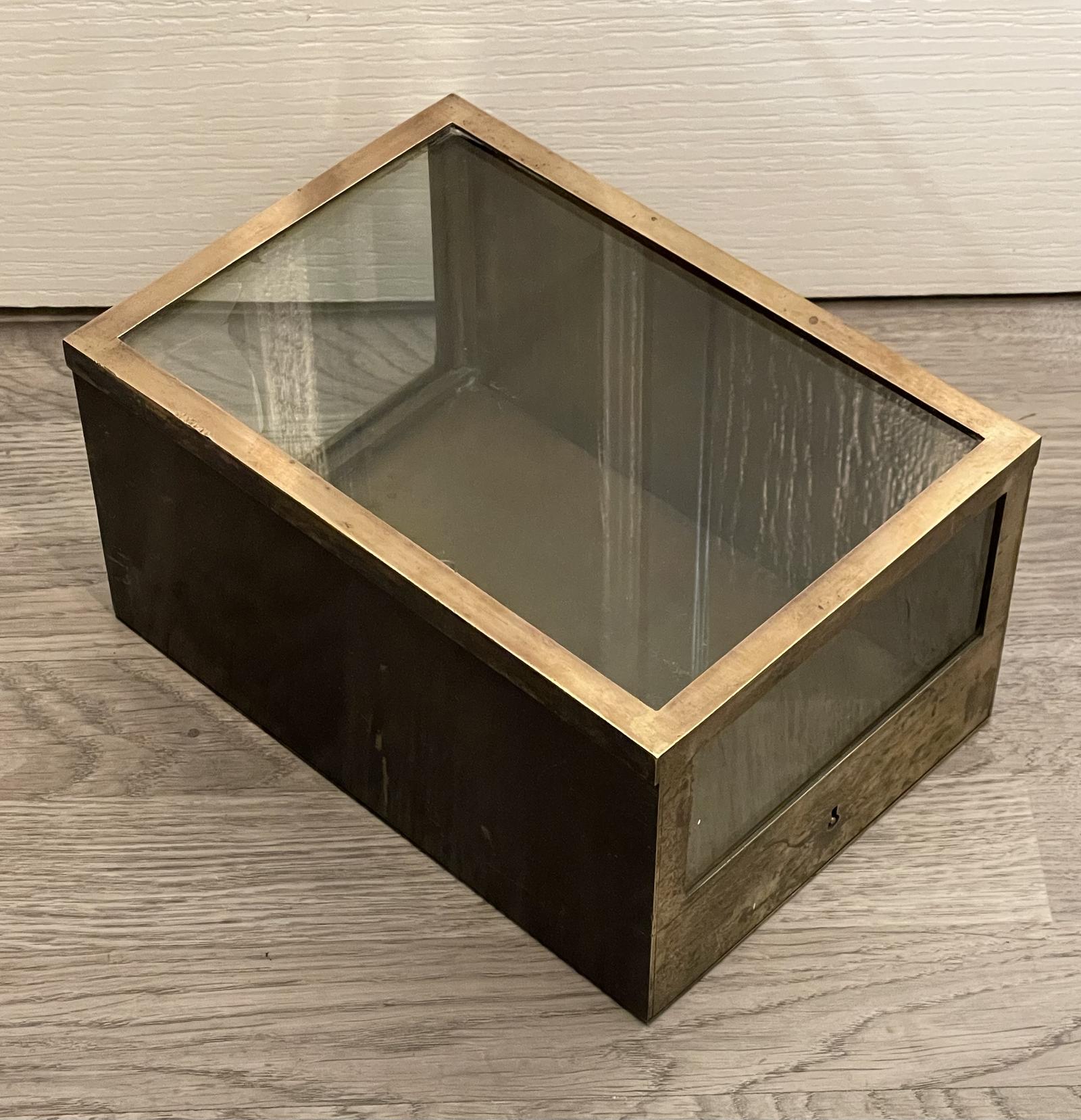 Admiralty Pattern Brass & Glass Case with Lock (1 of 9) Admiralty Pattern Brass & Glass Case with Lock (1 of 9)