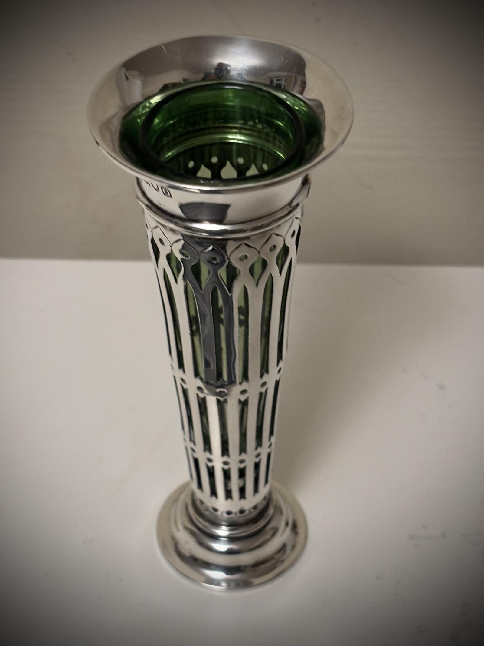 Antique Sterling Silver Vase & Green Glass Liner Goldsmiths & Silversmiths 1909 (1 of 15)
